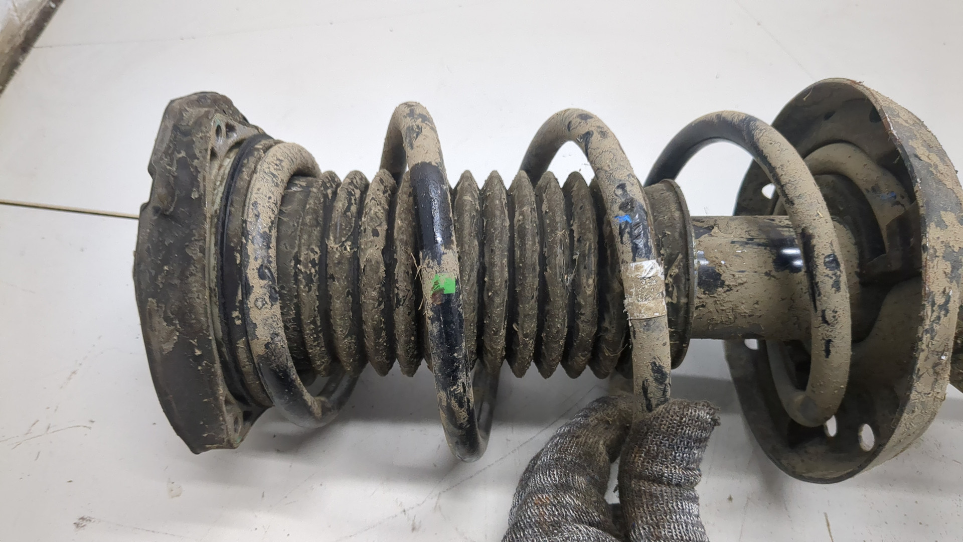 Амортизатор передний левый