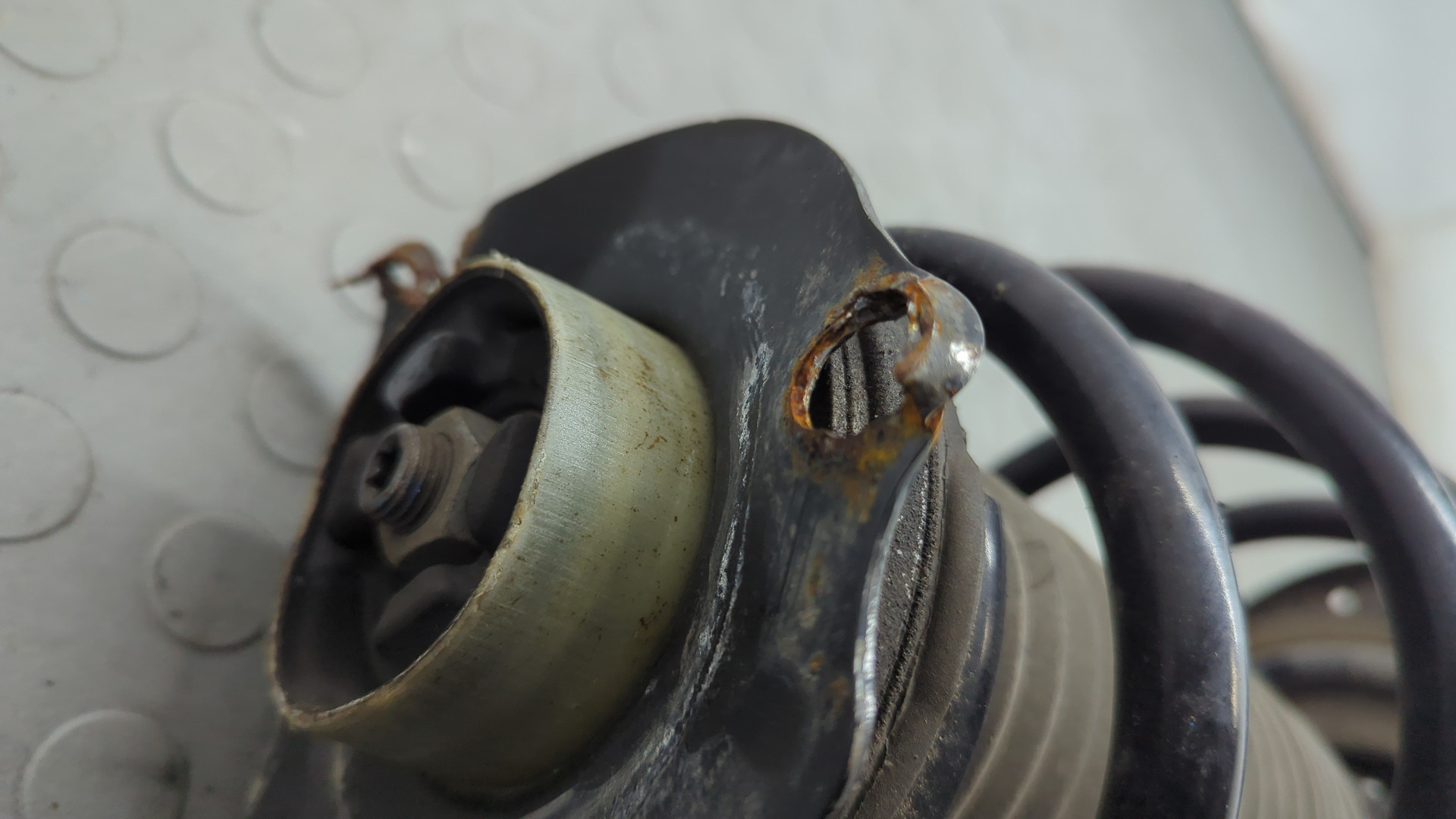 Амортизатор передний правый