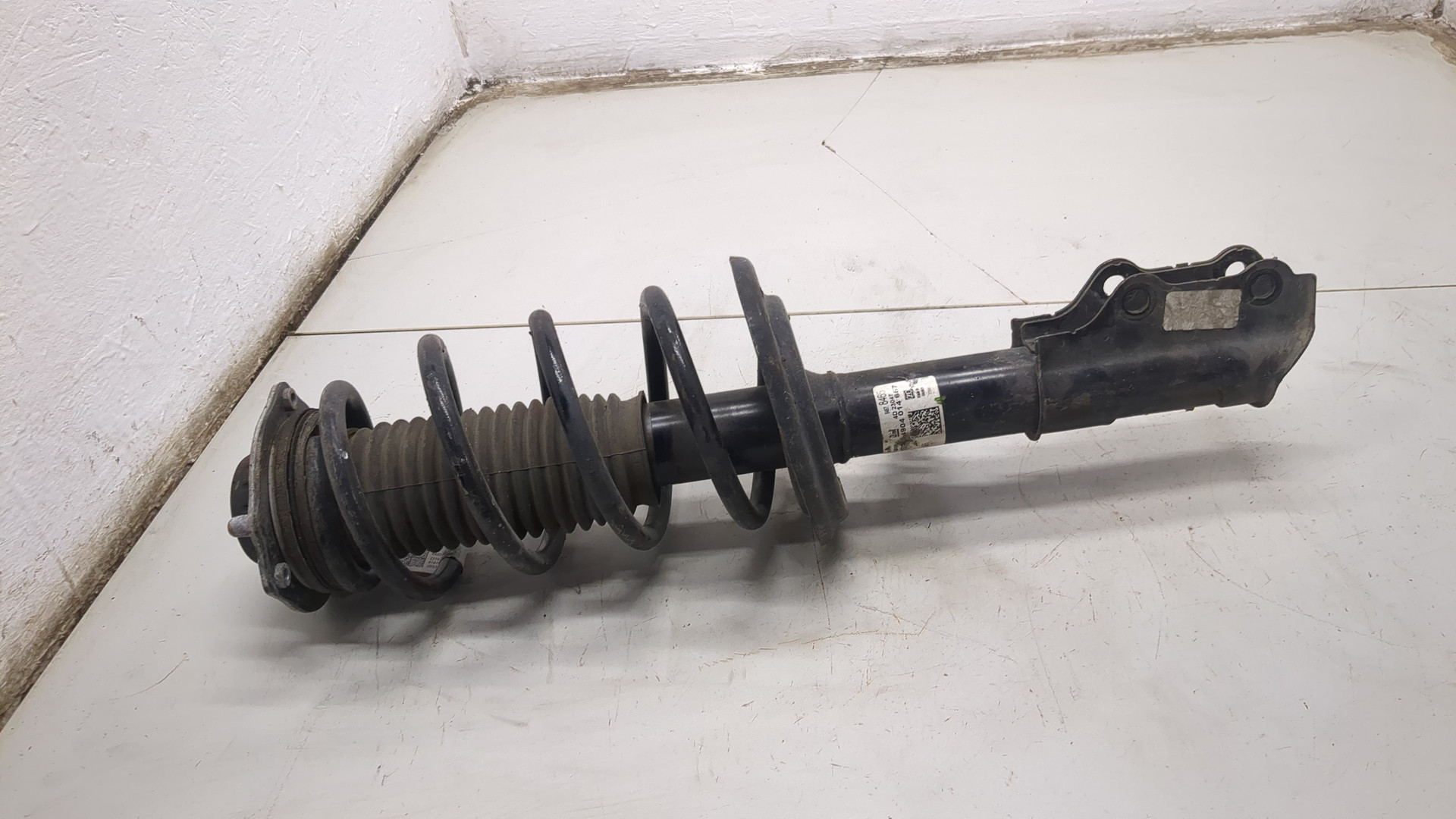 Амортизатор передний левый