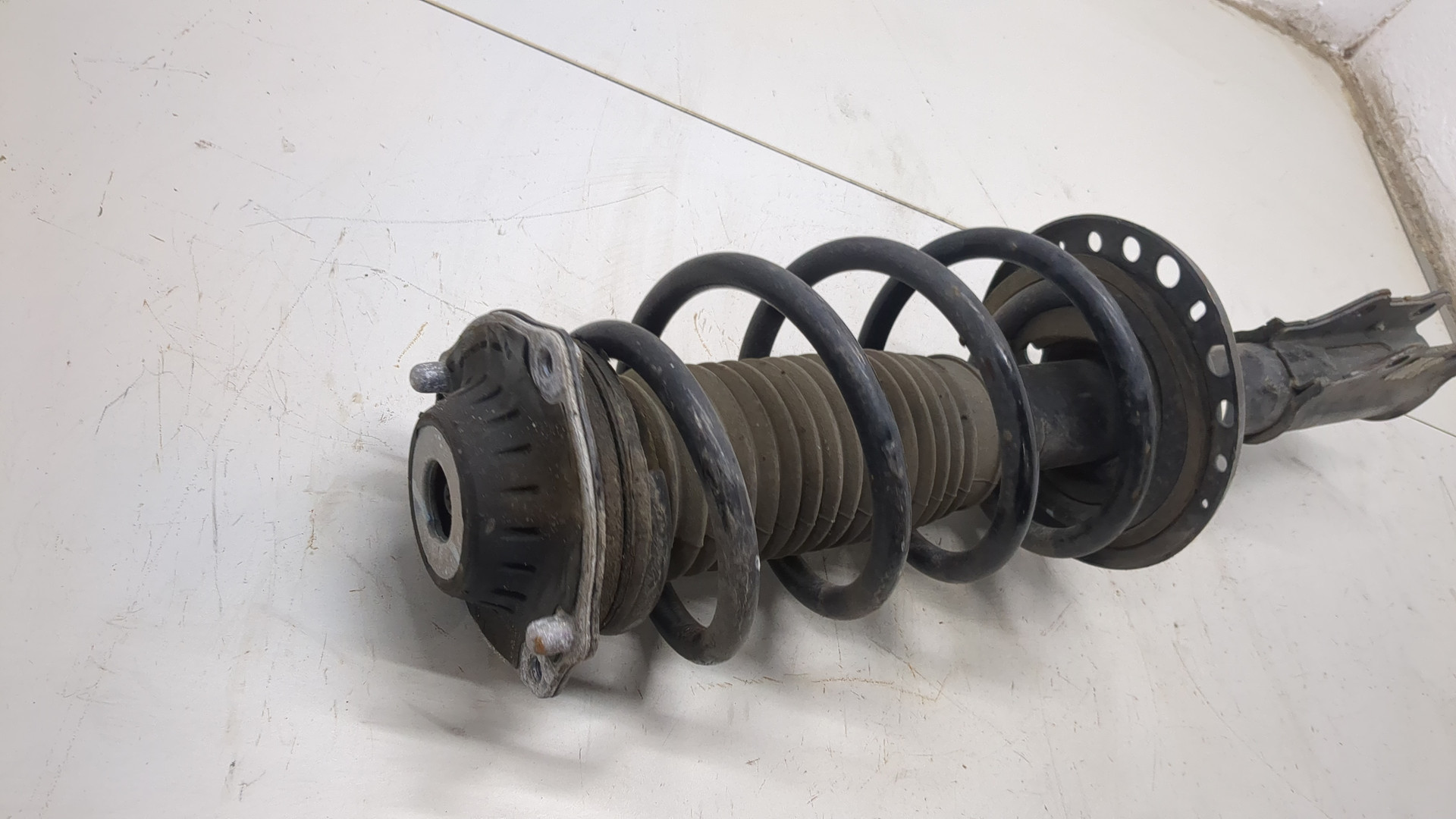 Амортизатор передний левый