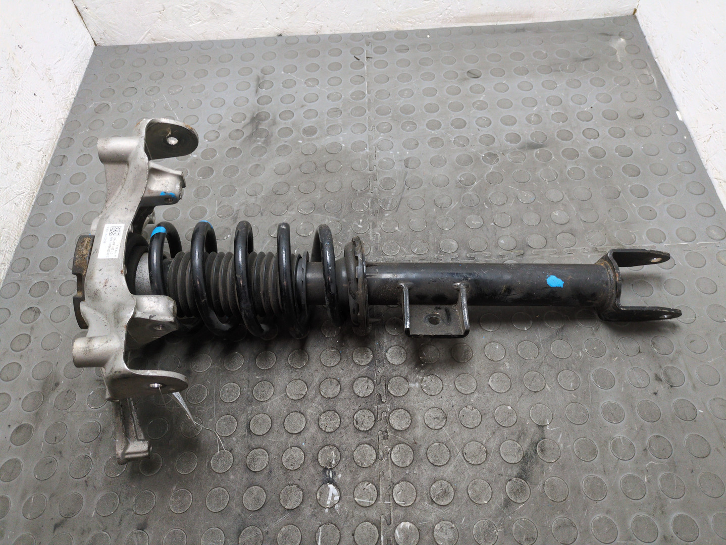 Амортизатор передний правый