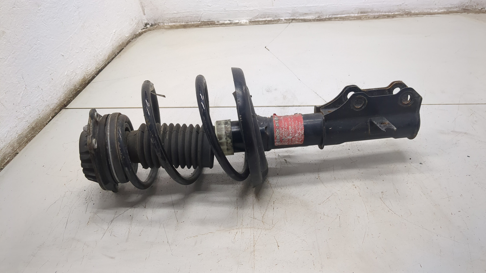 Амортизатор передний левый