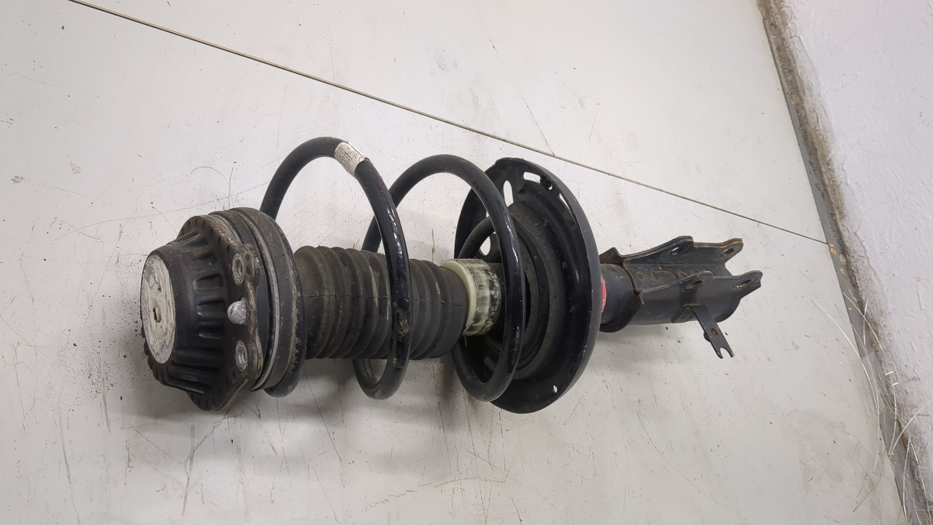 Амортизатор передний левый