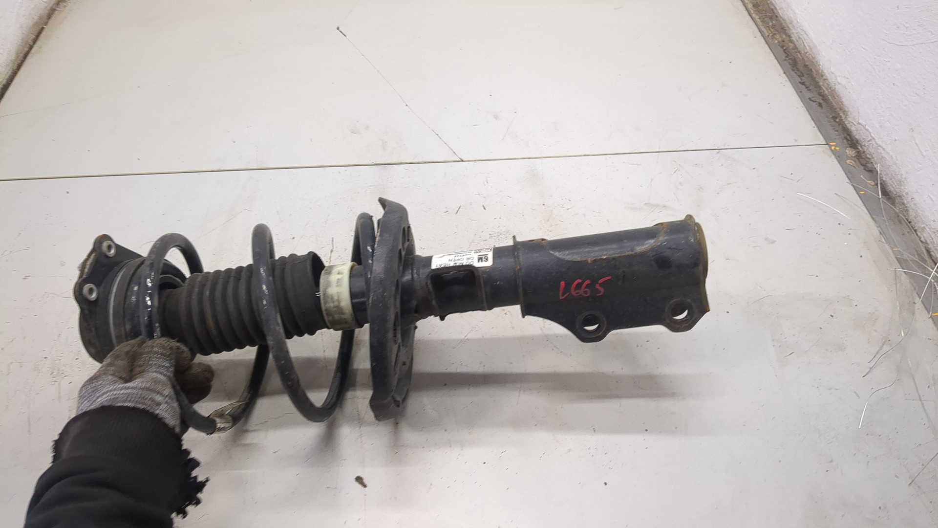 Амортизатор передний левый