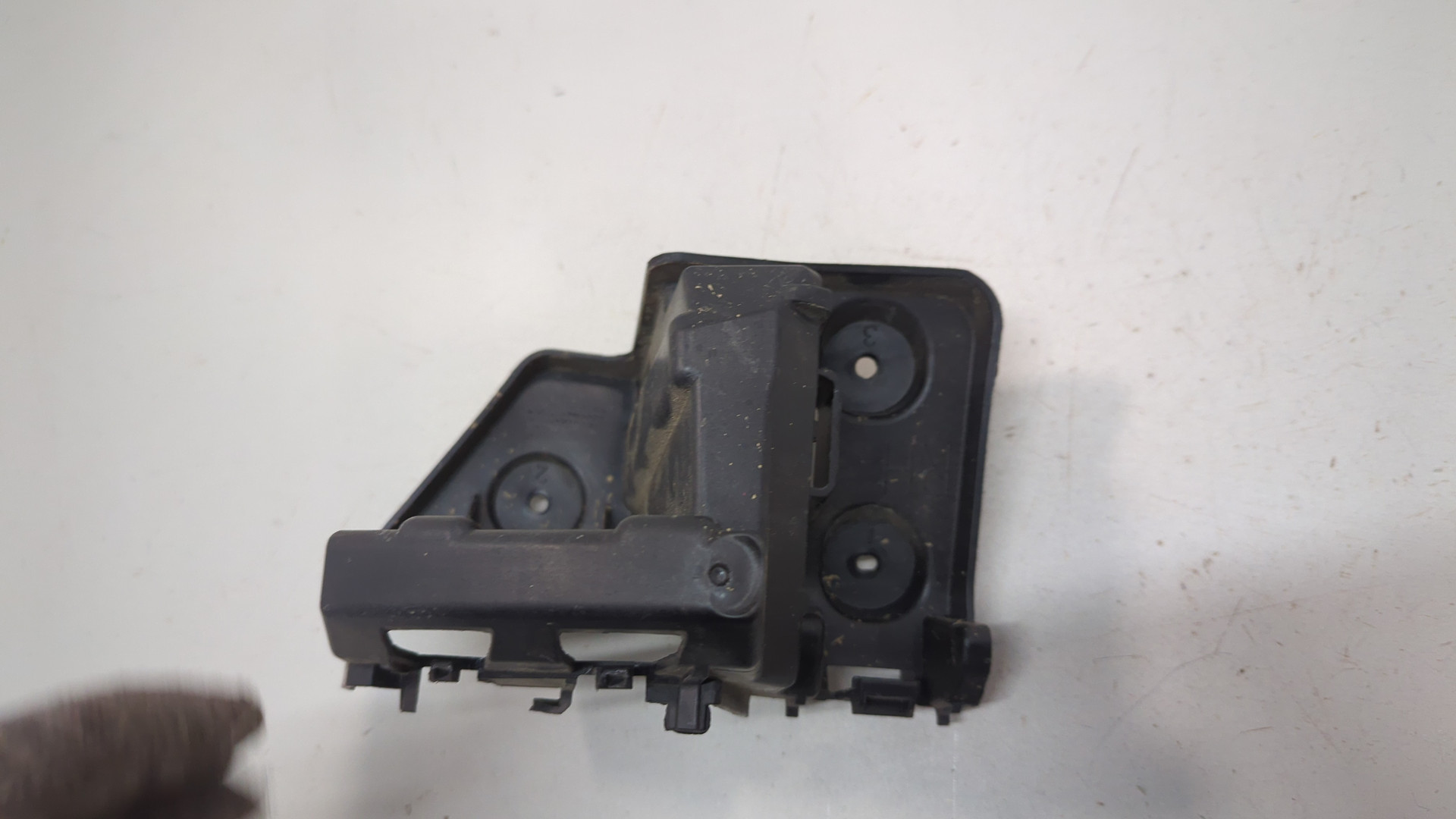 Кронштейн заднего бампера правый