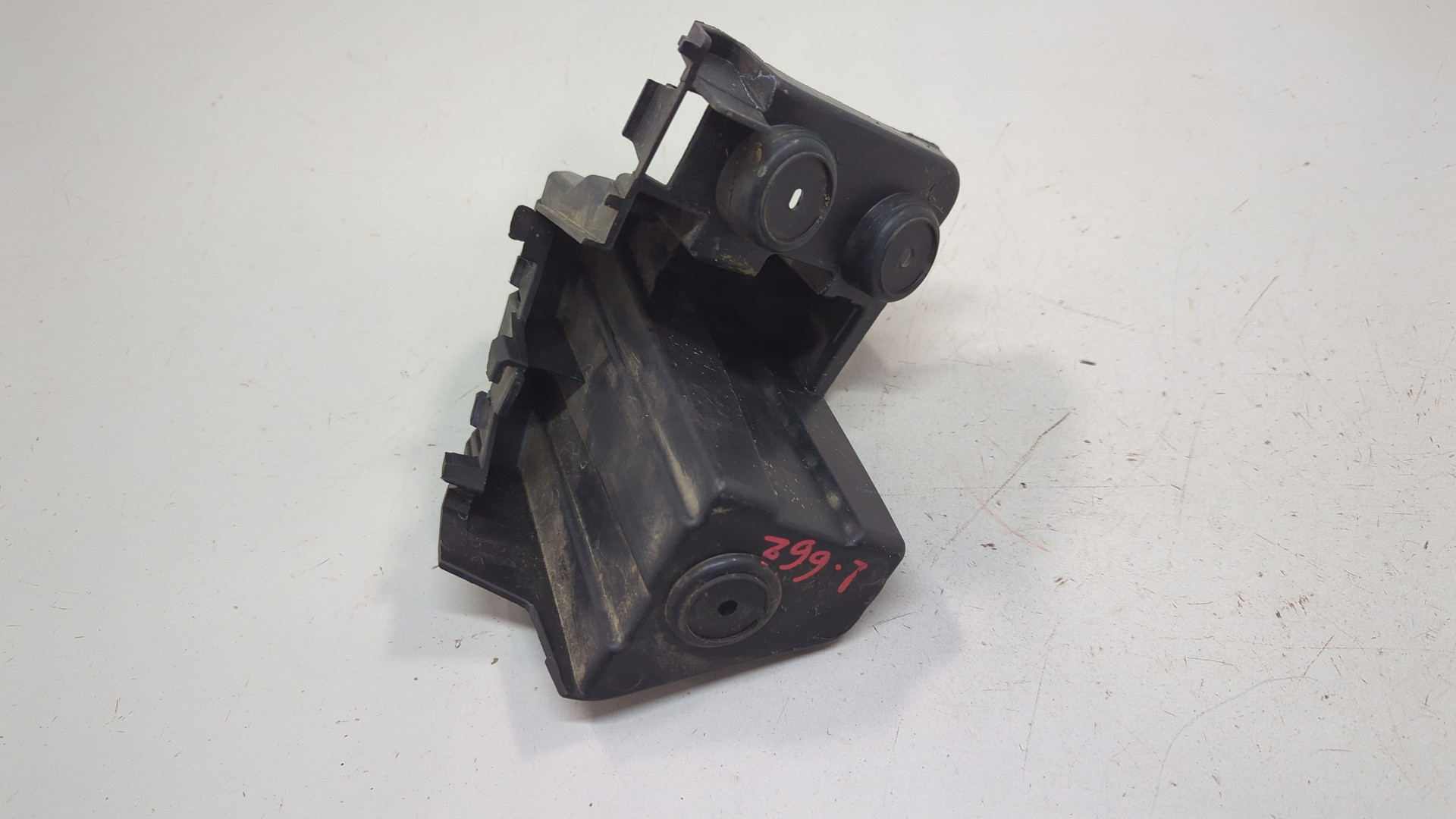 Кронштейн заднего бампера правый