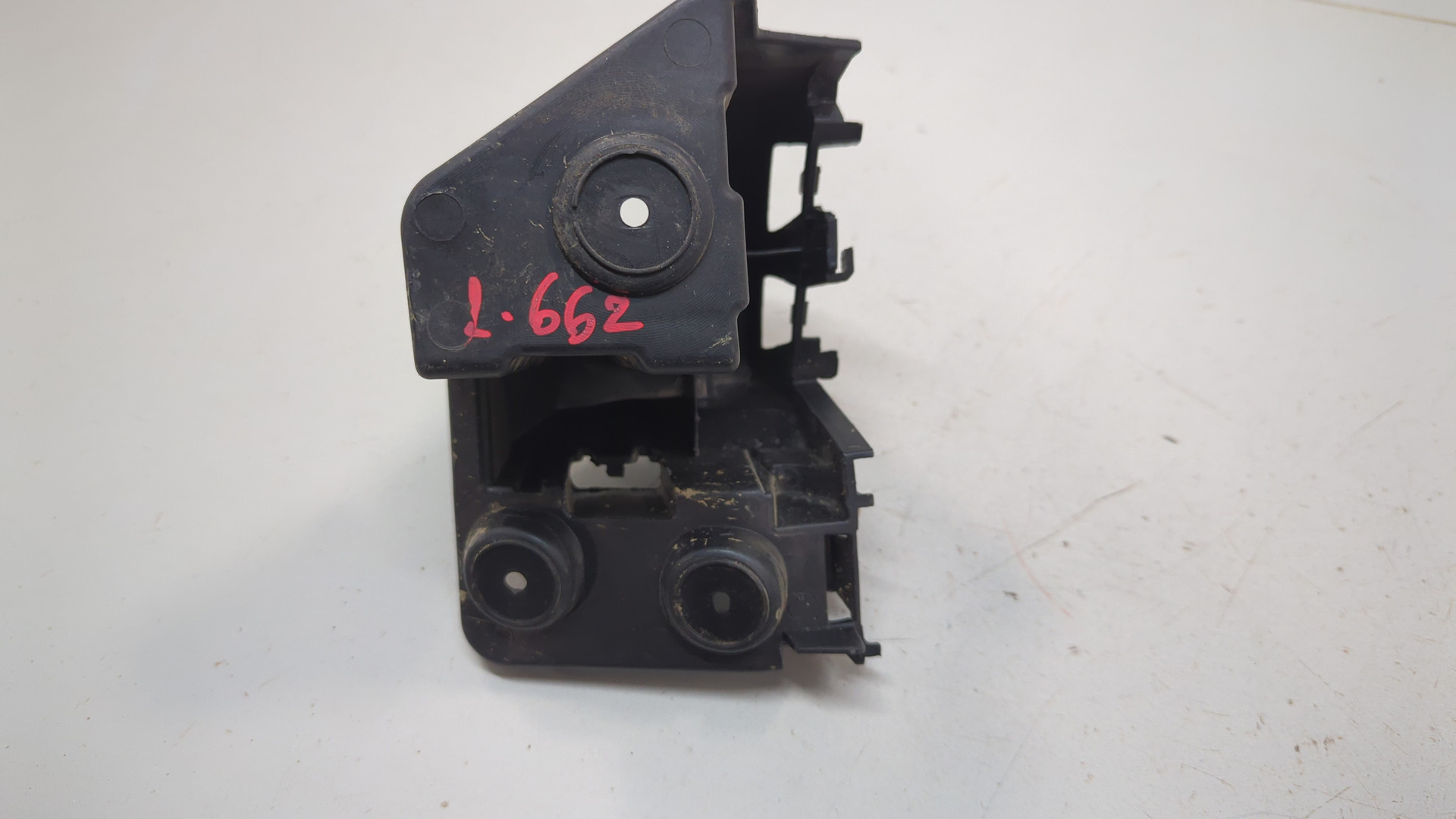 Кронштейн заднего бампера правый