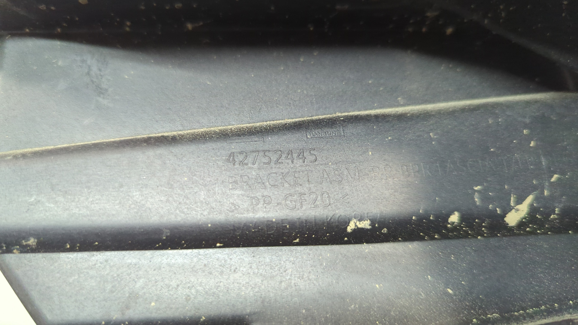 Кронштейн заднего бампера правый