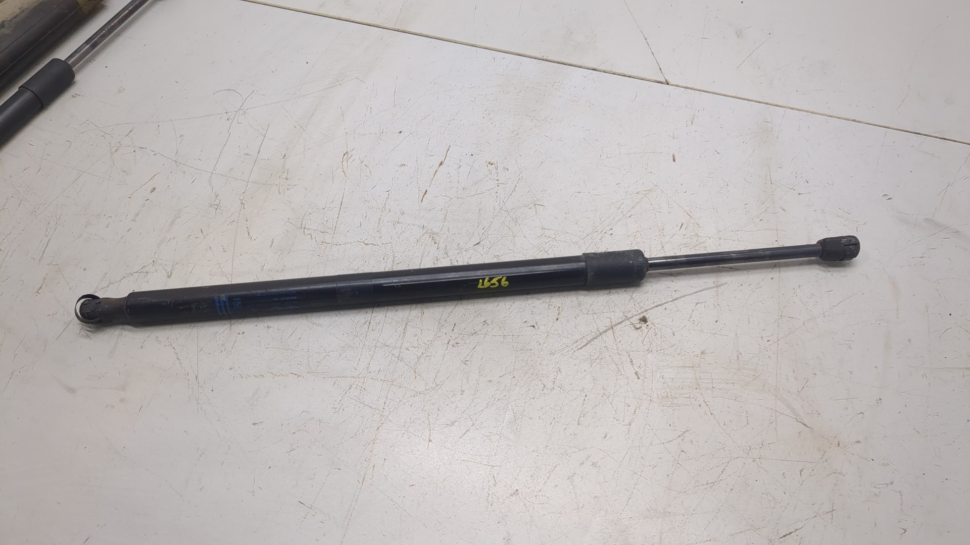 Амортизатор крышки багажника