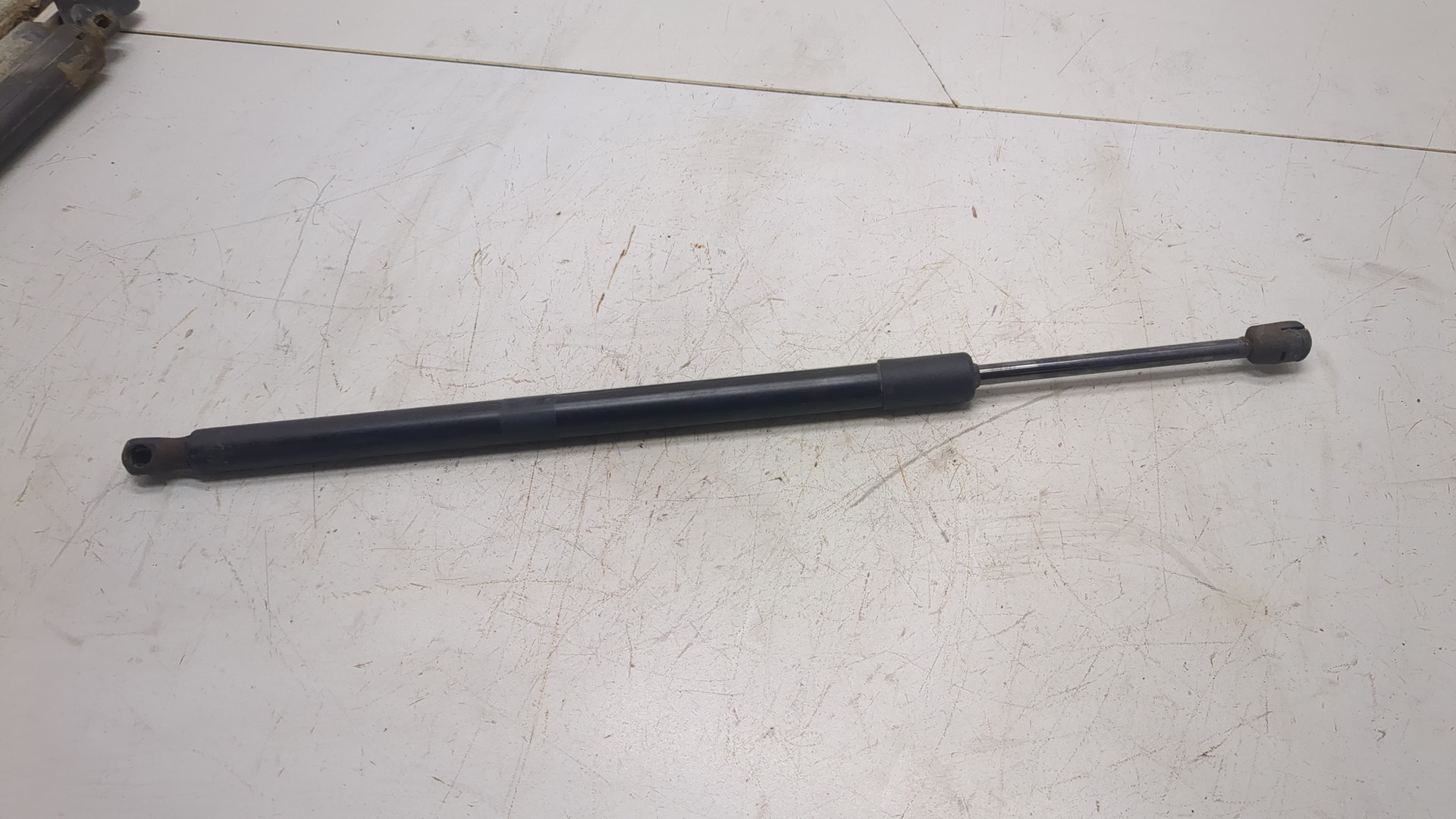 Амортизатор крышки багажника