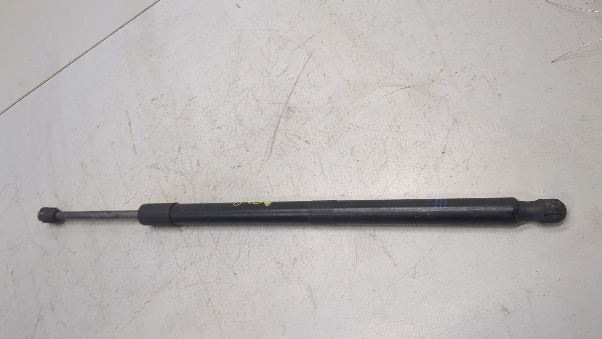 Амортизатор крышки багажника