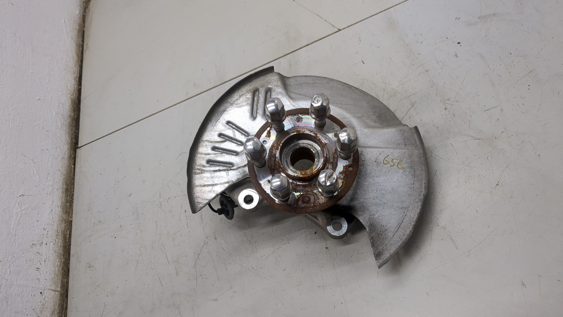 Кулак поворотный передний левый