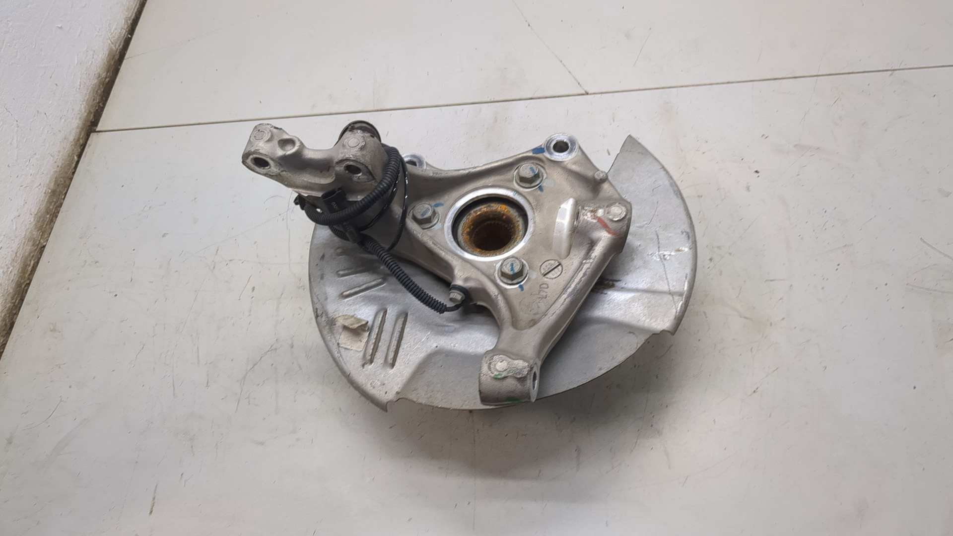 Кулак поворотный передний левый