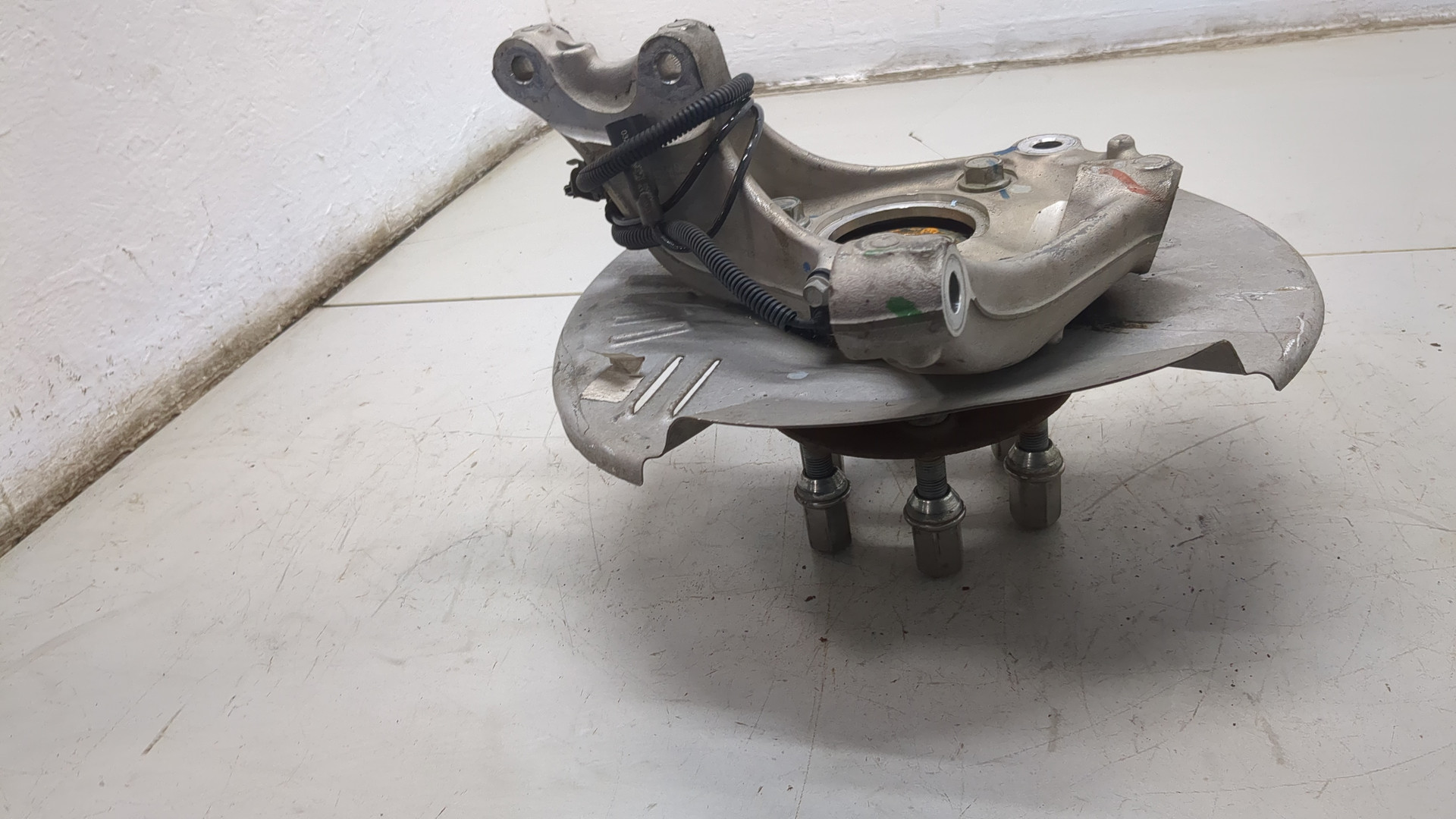 Кулак поворотный передний левый