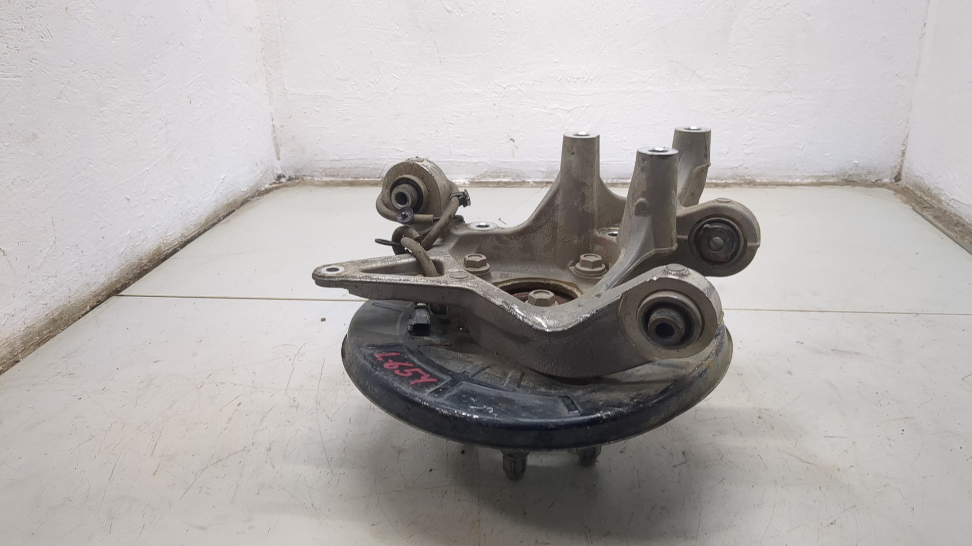 Кулак поворотный задний левый