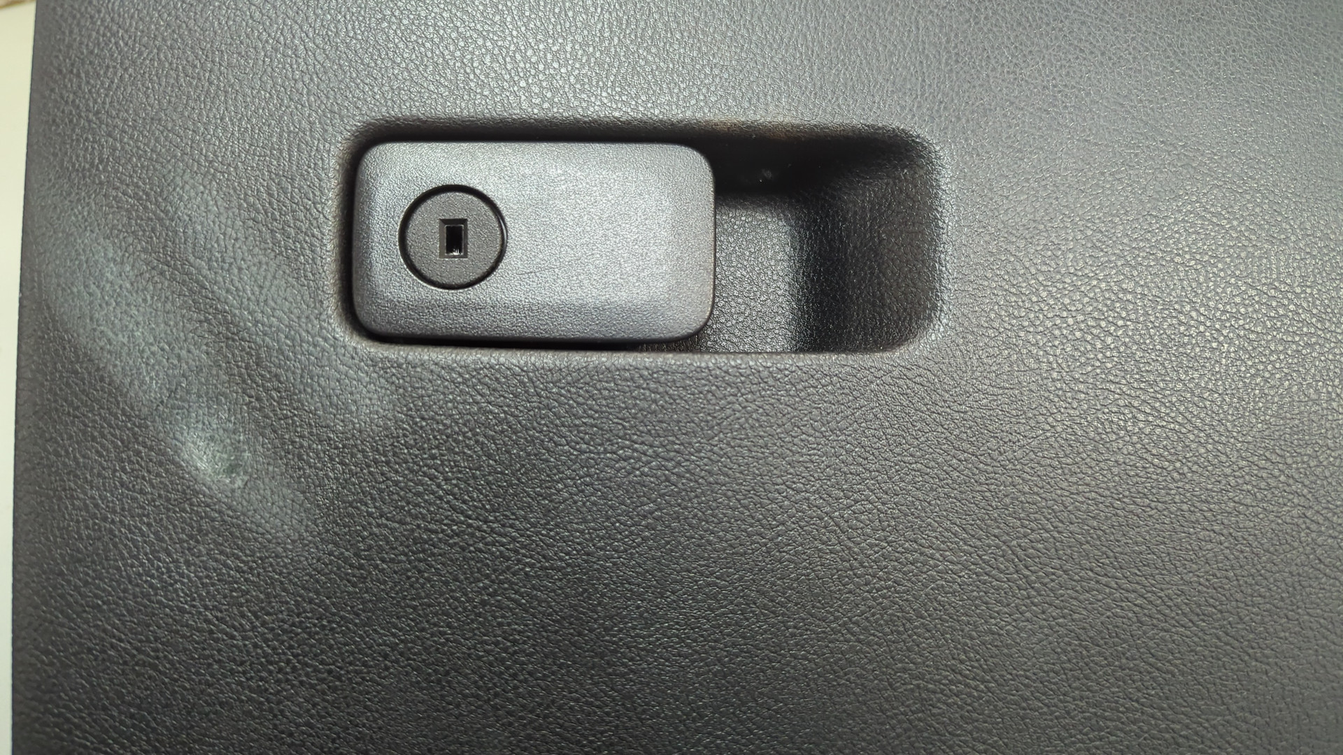 Крышка бардачка