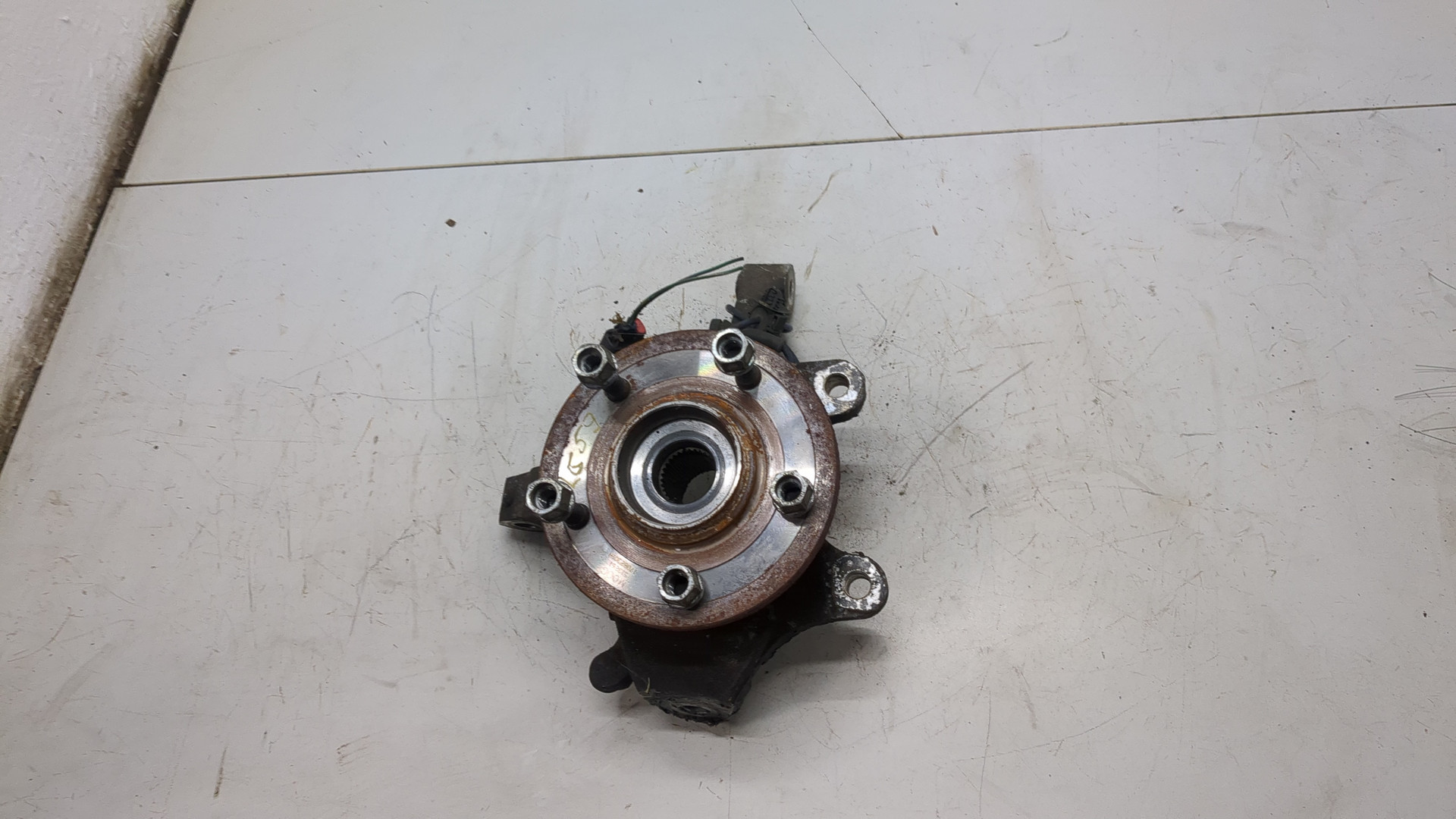 Кулак поворотный передний правый