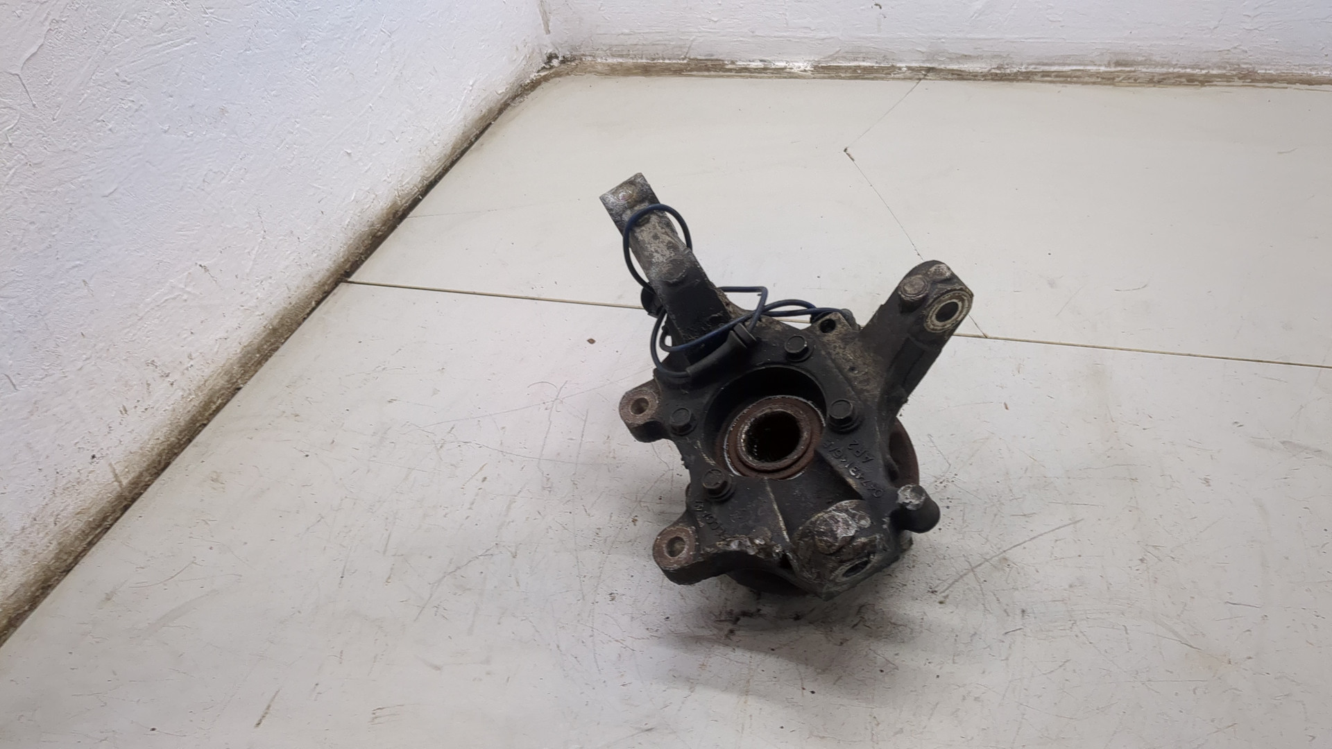 Кулак поворотный передний правый