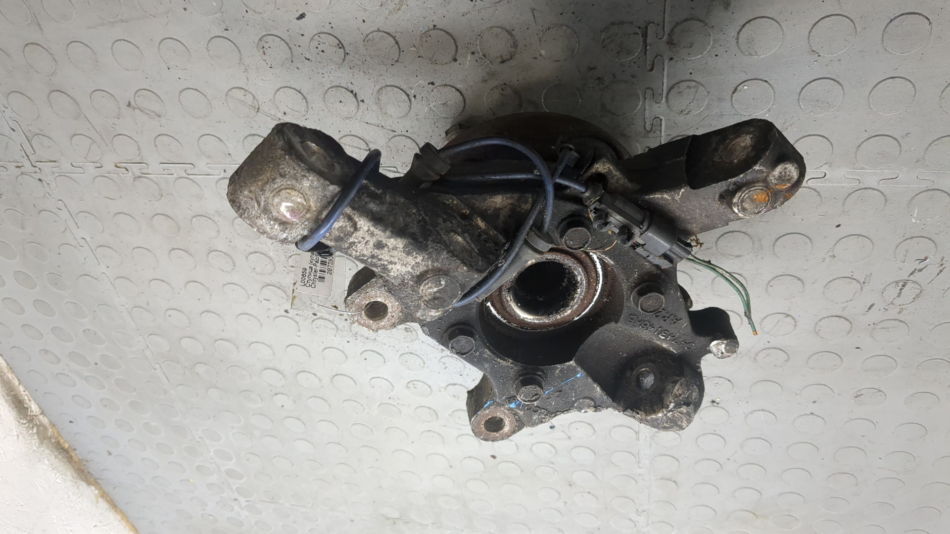 Кулак поворотный передний правый