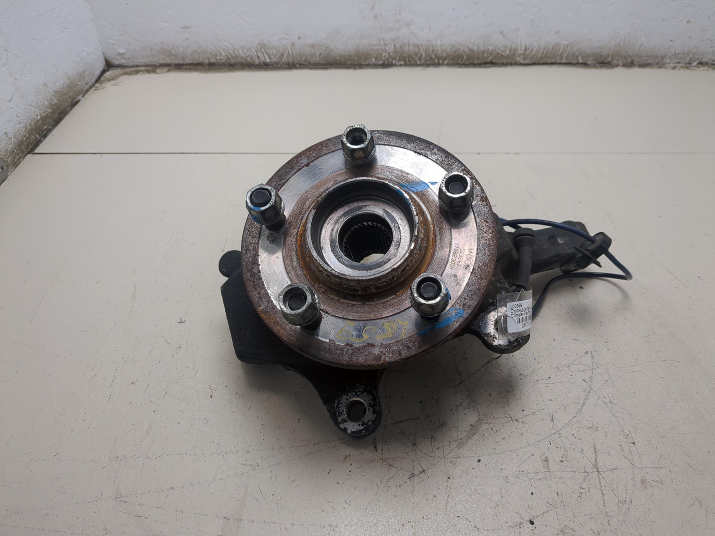 Кулак поворотный передний правый