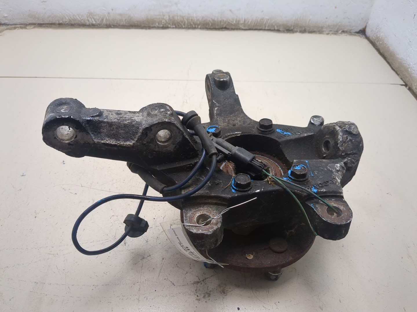 Кулак поворотный передний правый