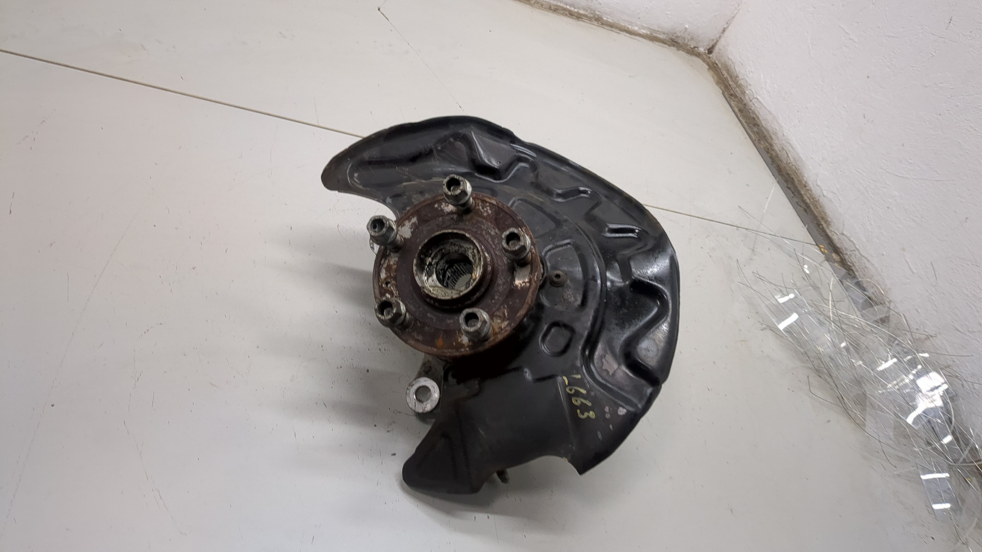 Кулак поворотный передний левый