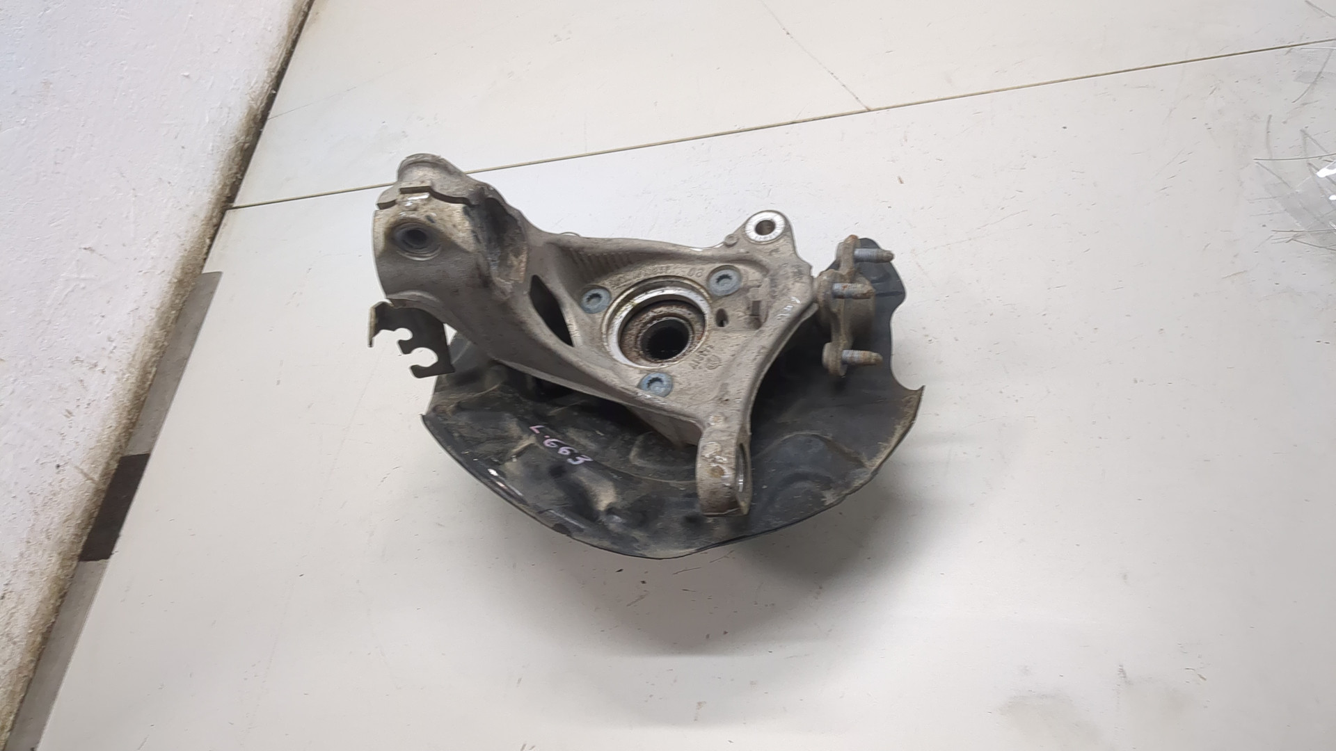 Кулак поворотный передний левый