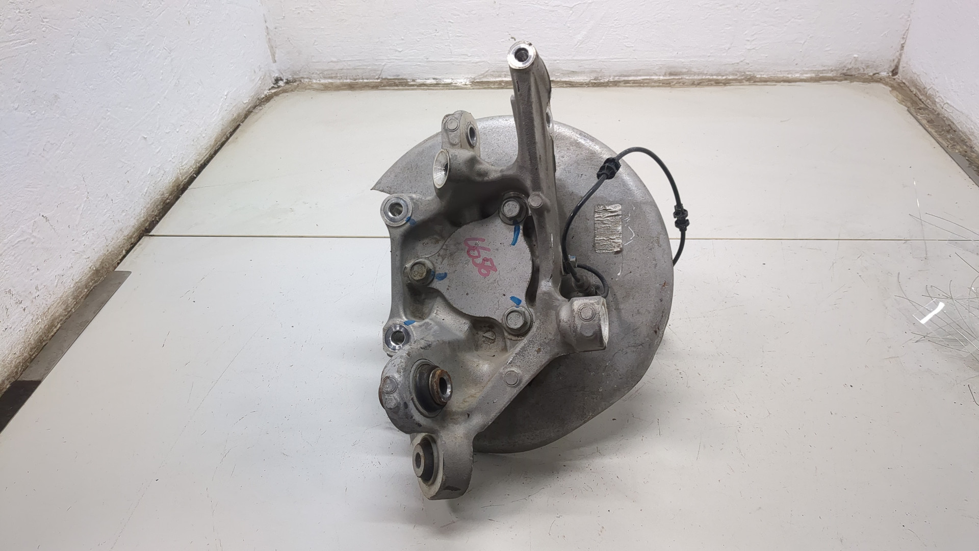 Кулак поворотный задний левый