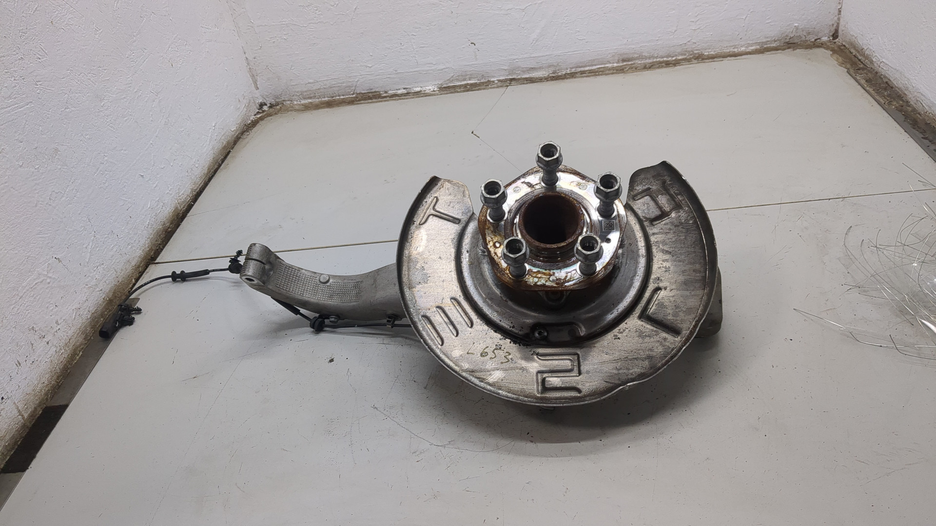 Кулак поворотный передний левый