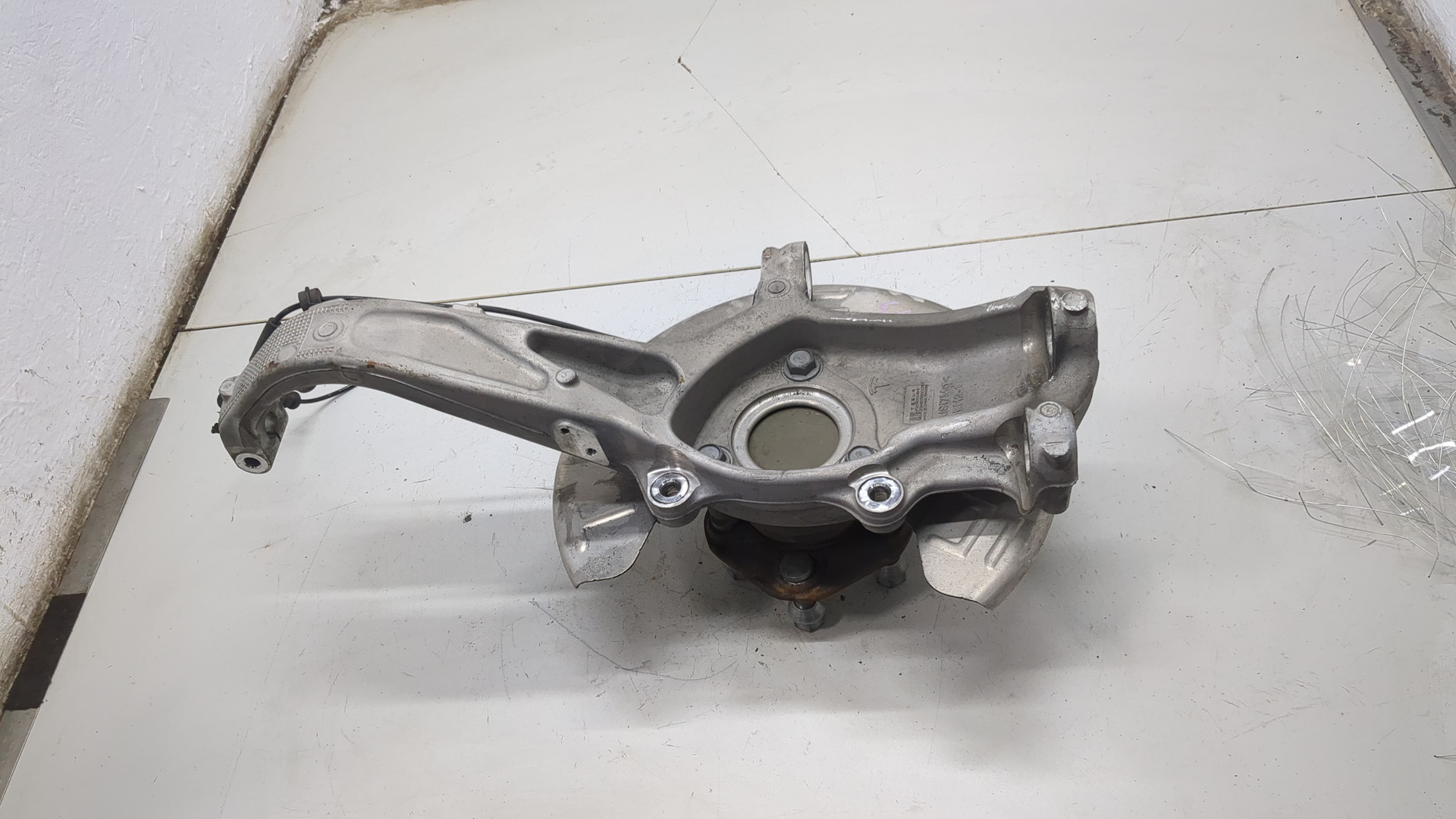 Кулак поворотный передний левый