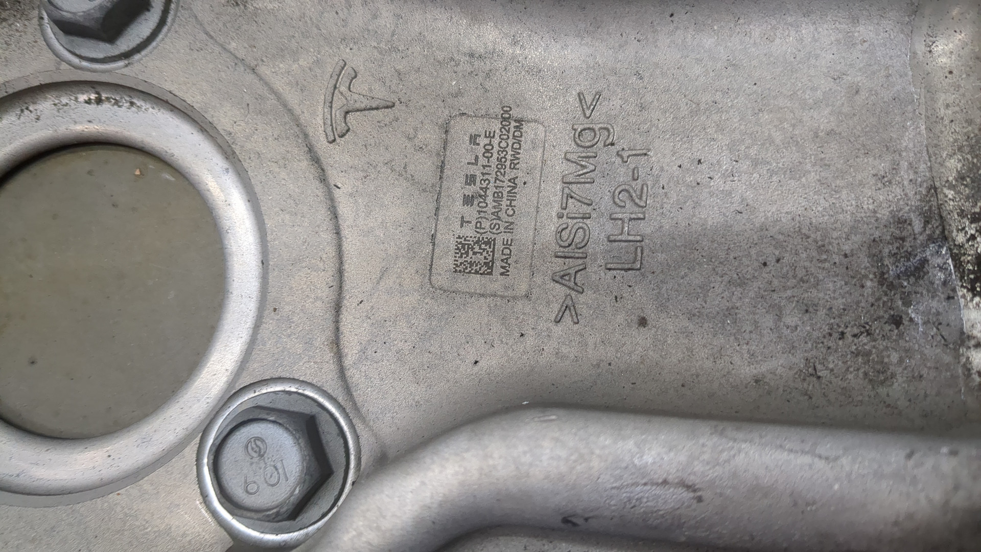 Кулак поворотный передний левый