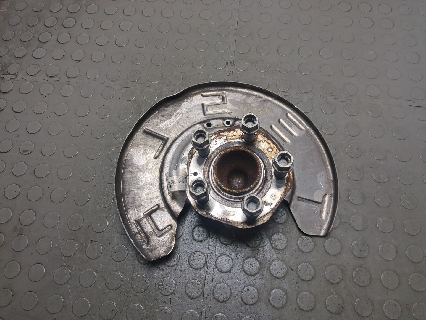 Кулак поворотный передний левый