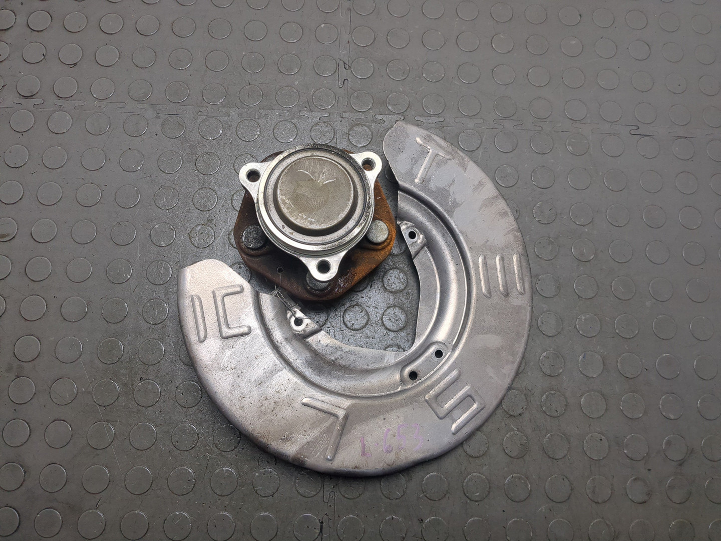 Кулак поворотный передний левый