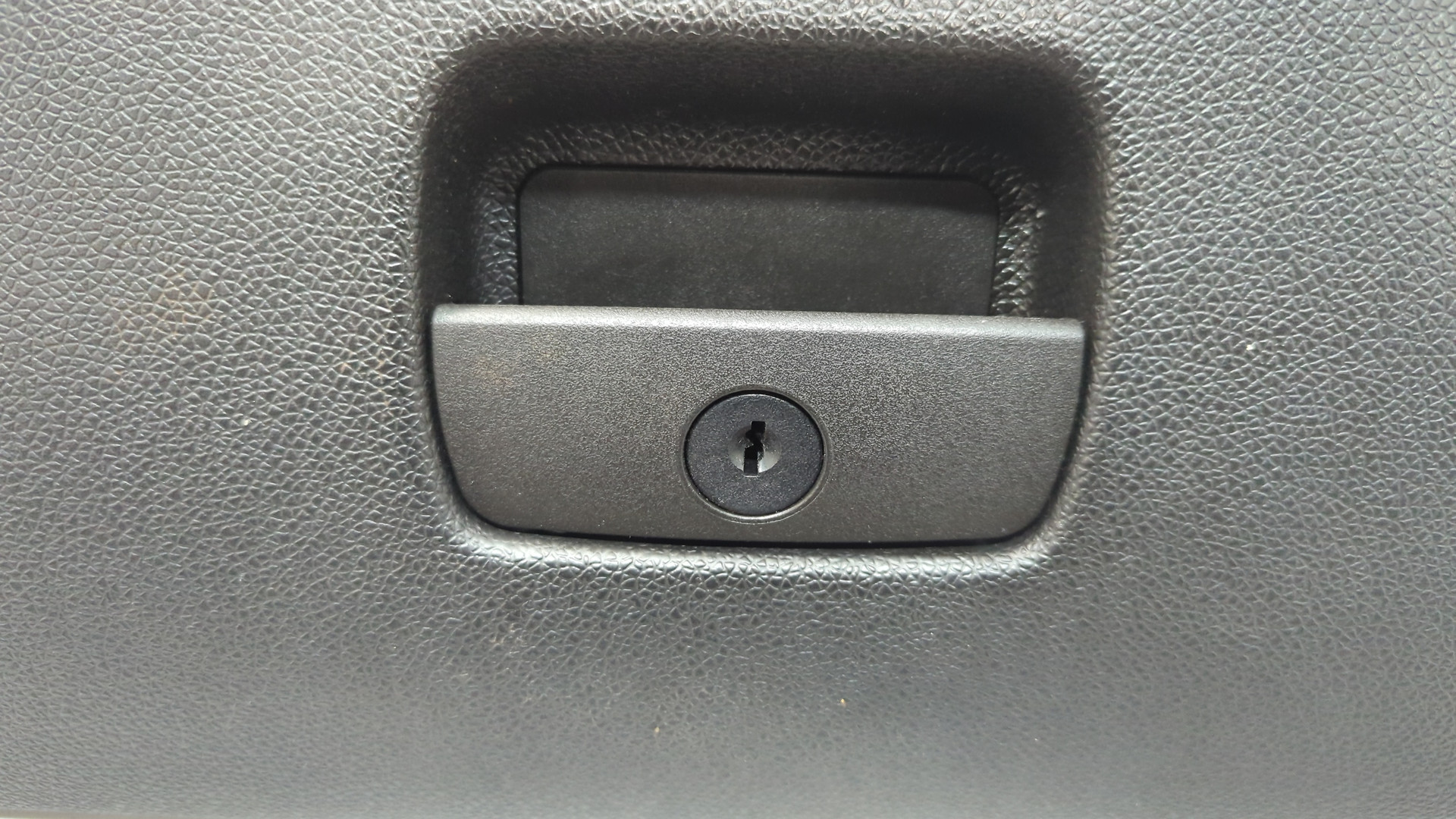 Крышка бардачка