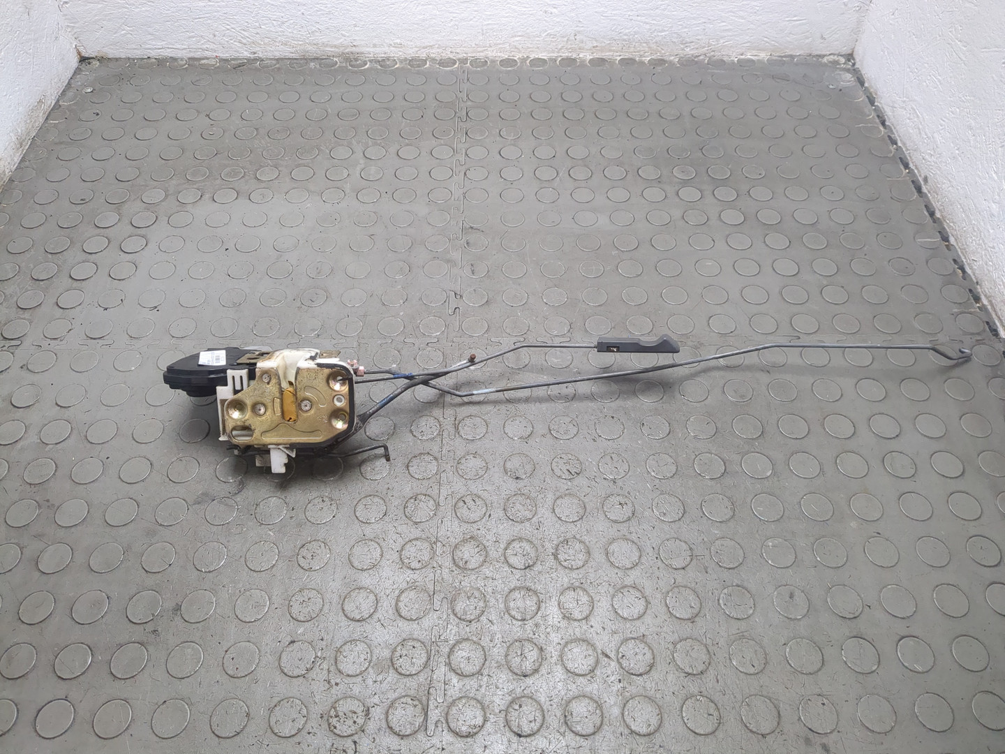 Замок двери передней правой