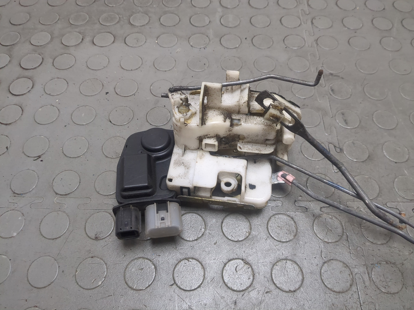 Замок двери передней правой