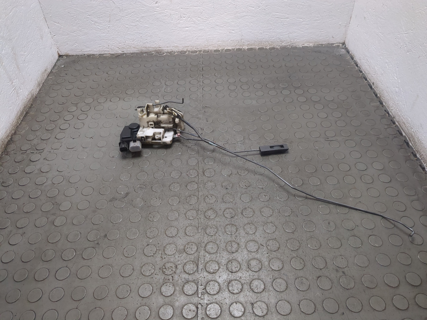 Замок двери передней правой