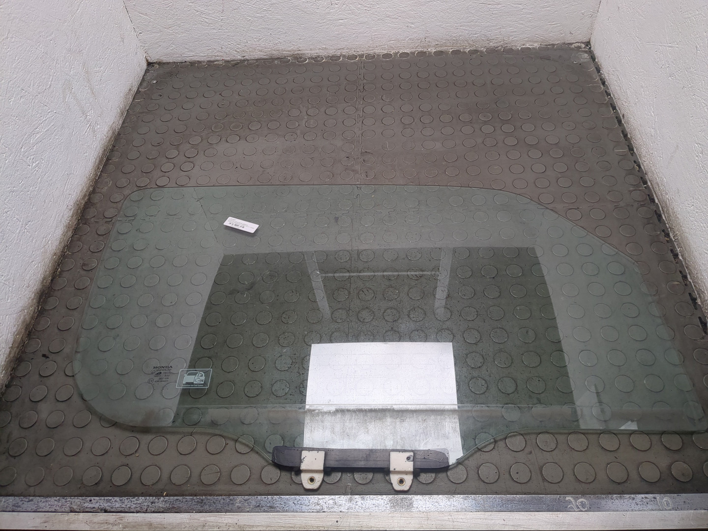 Стекло двери передней правой