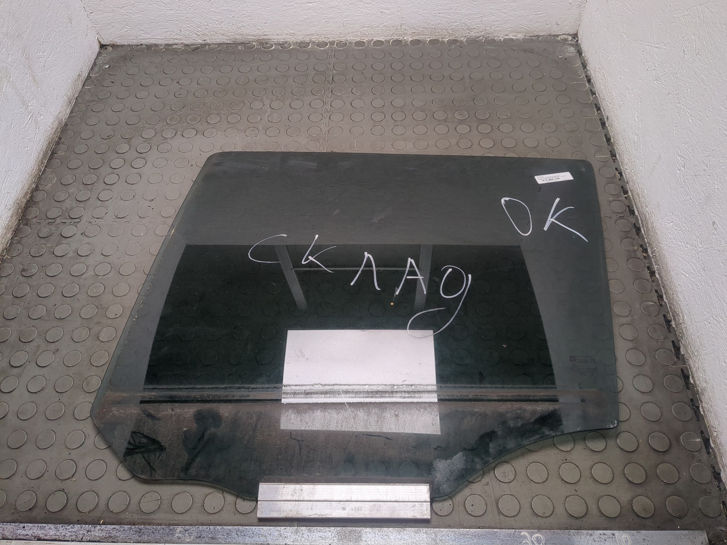 Стекло двери задней левой