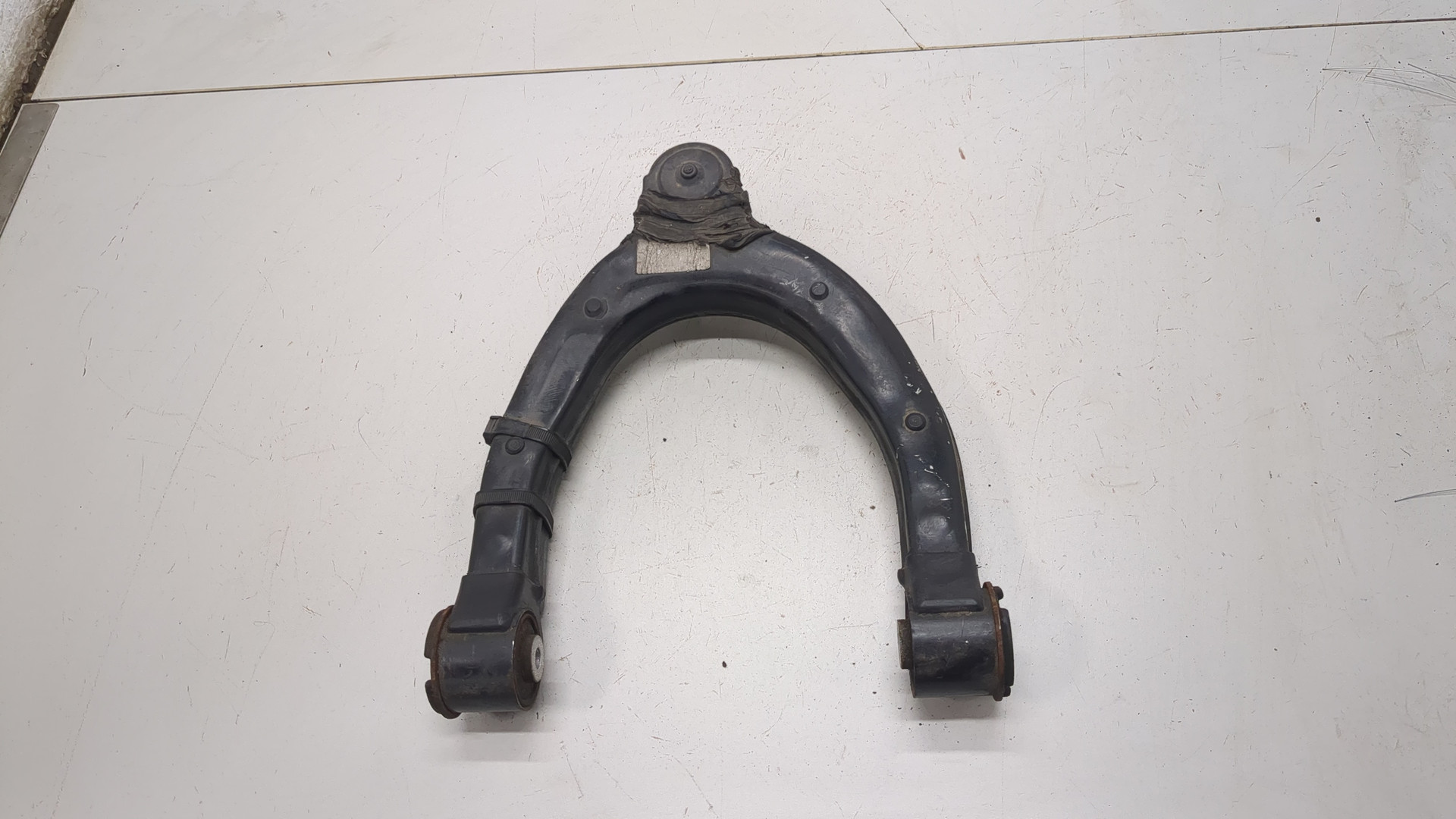 Рычаг передний левый