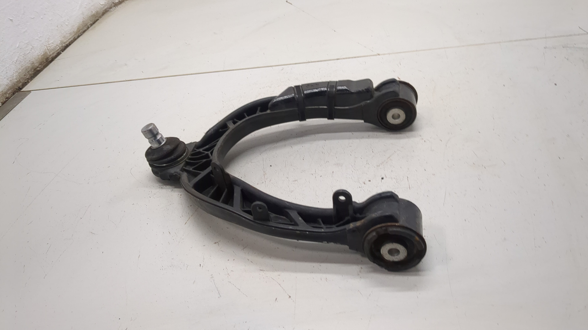 Рычаг передний левый