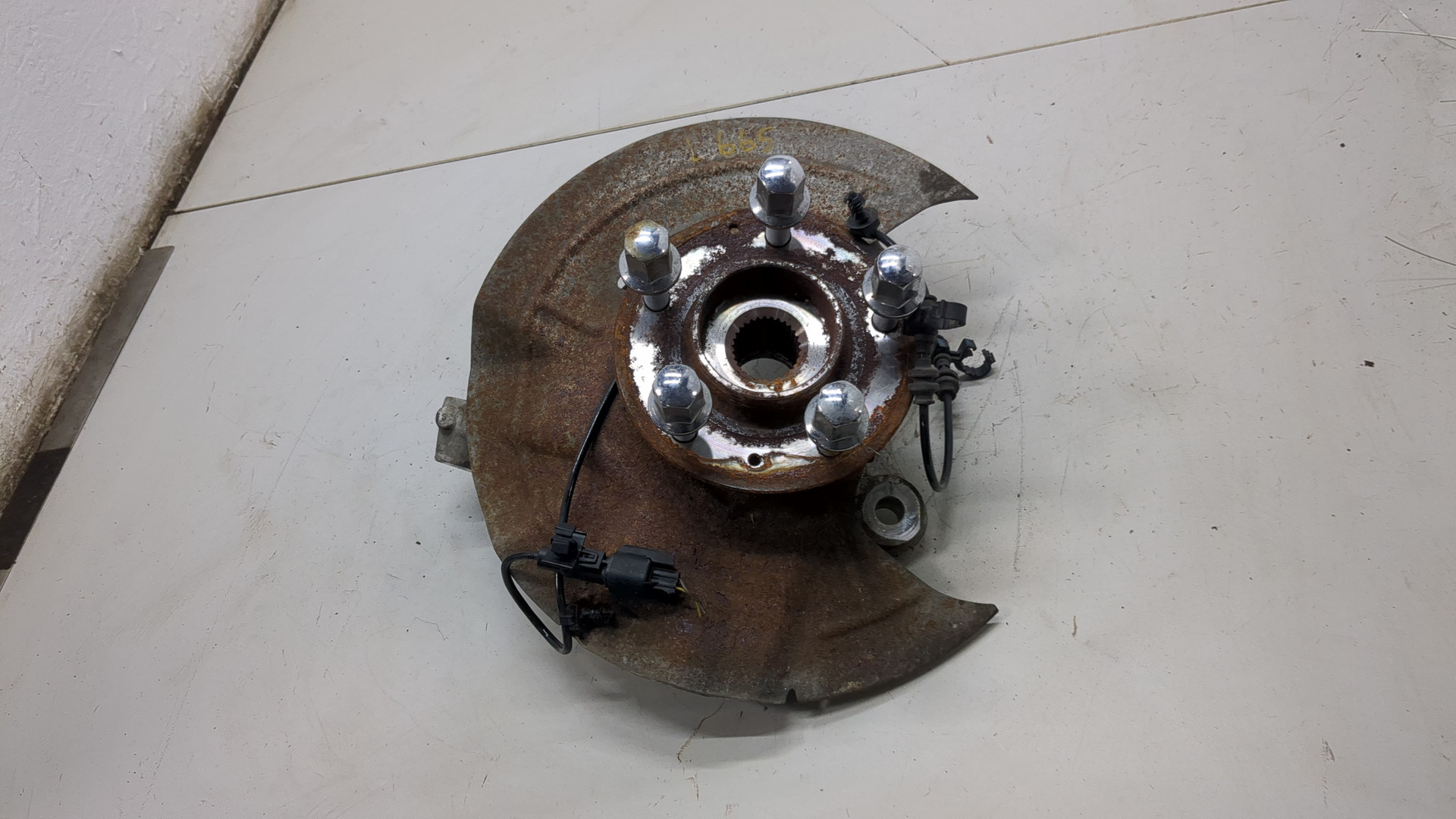 Кулак поворотный передний правый