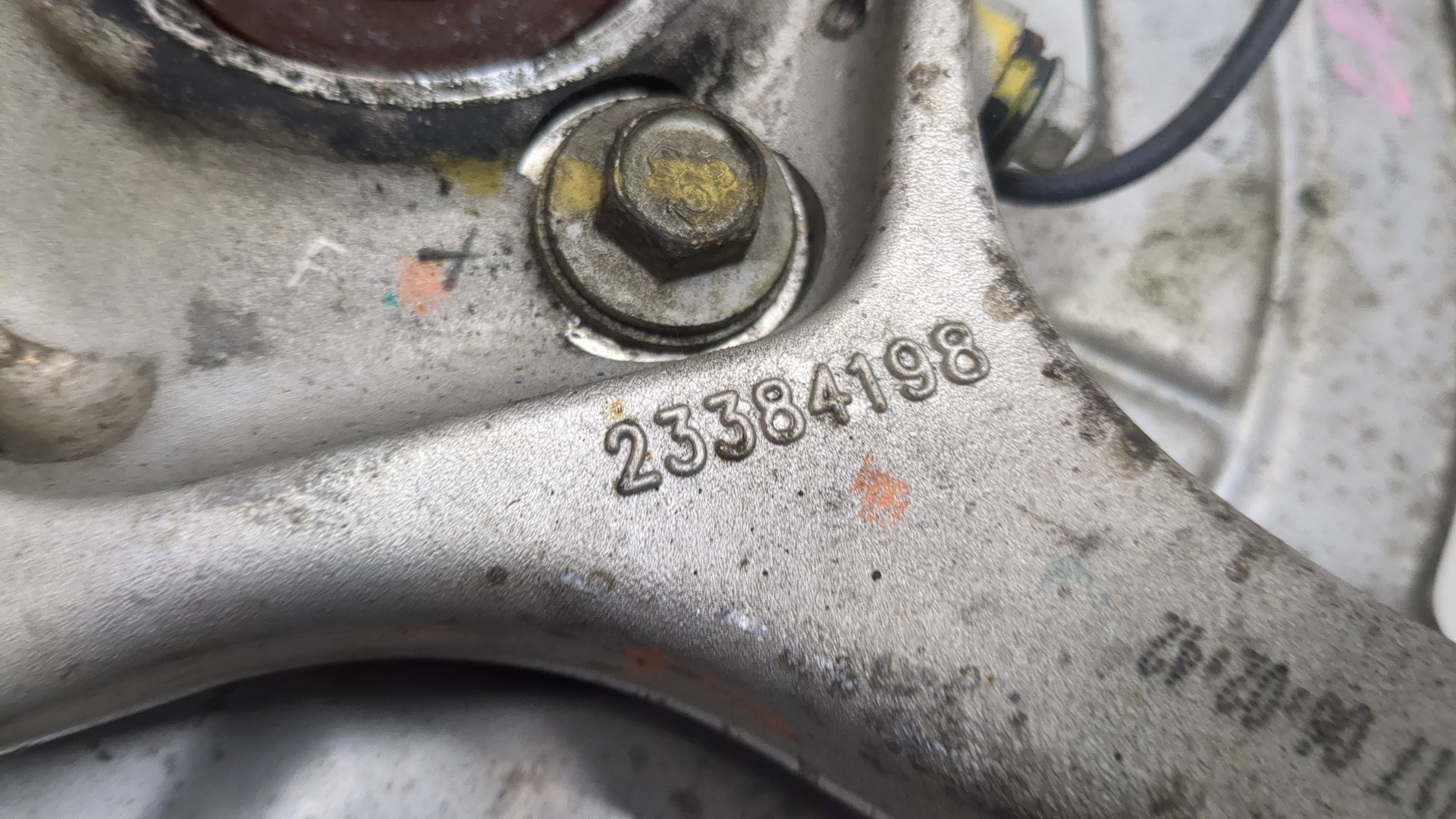 Кулак поворотный передний правый