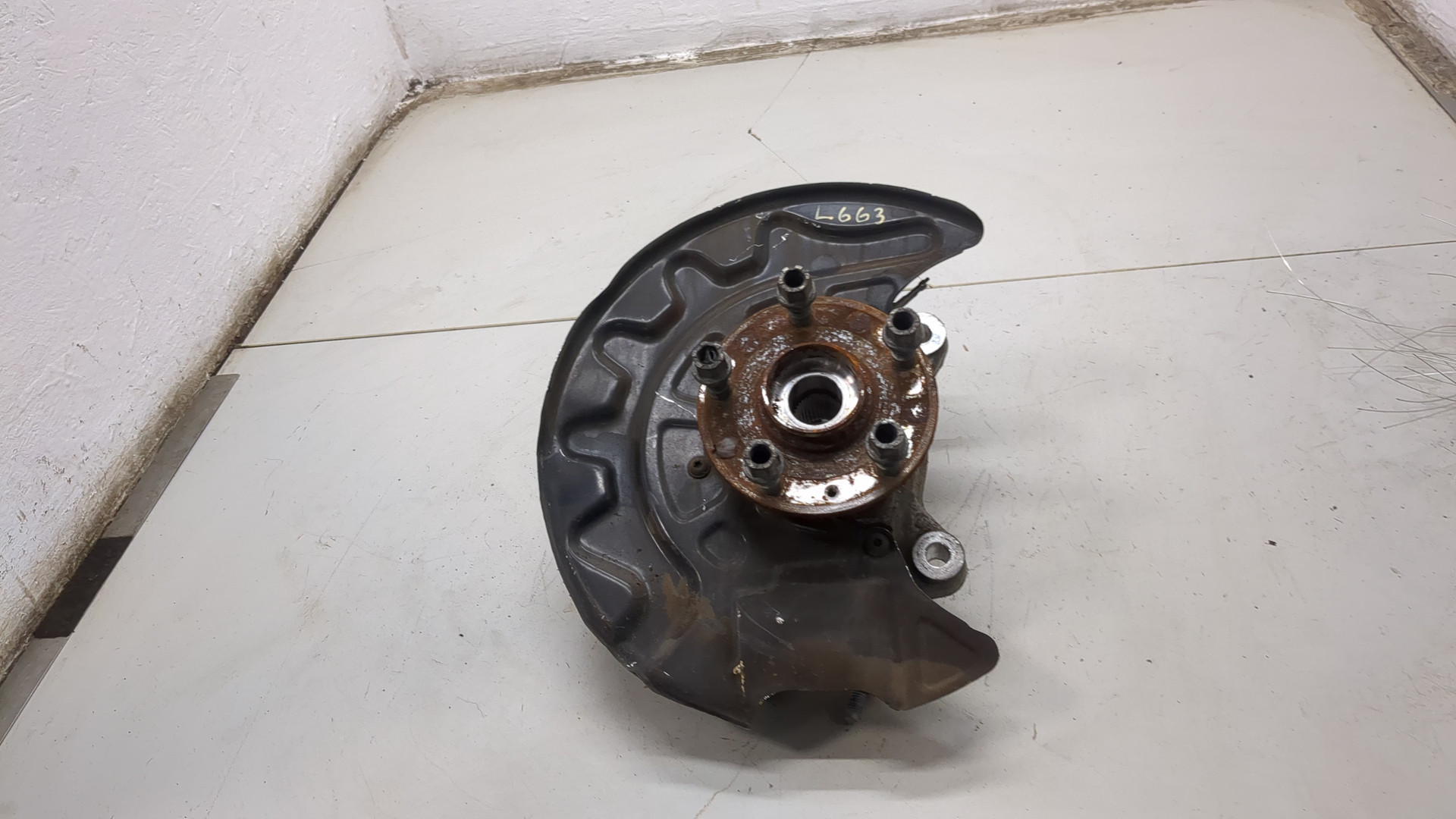 Кулак поворотный передний правый