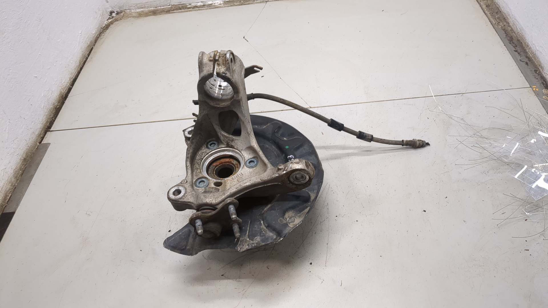 Кулак поворотный передний правый