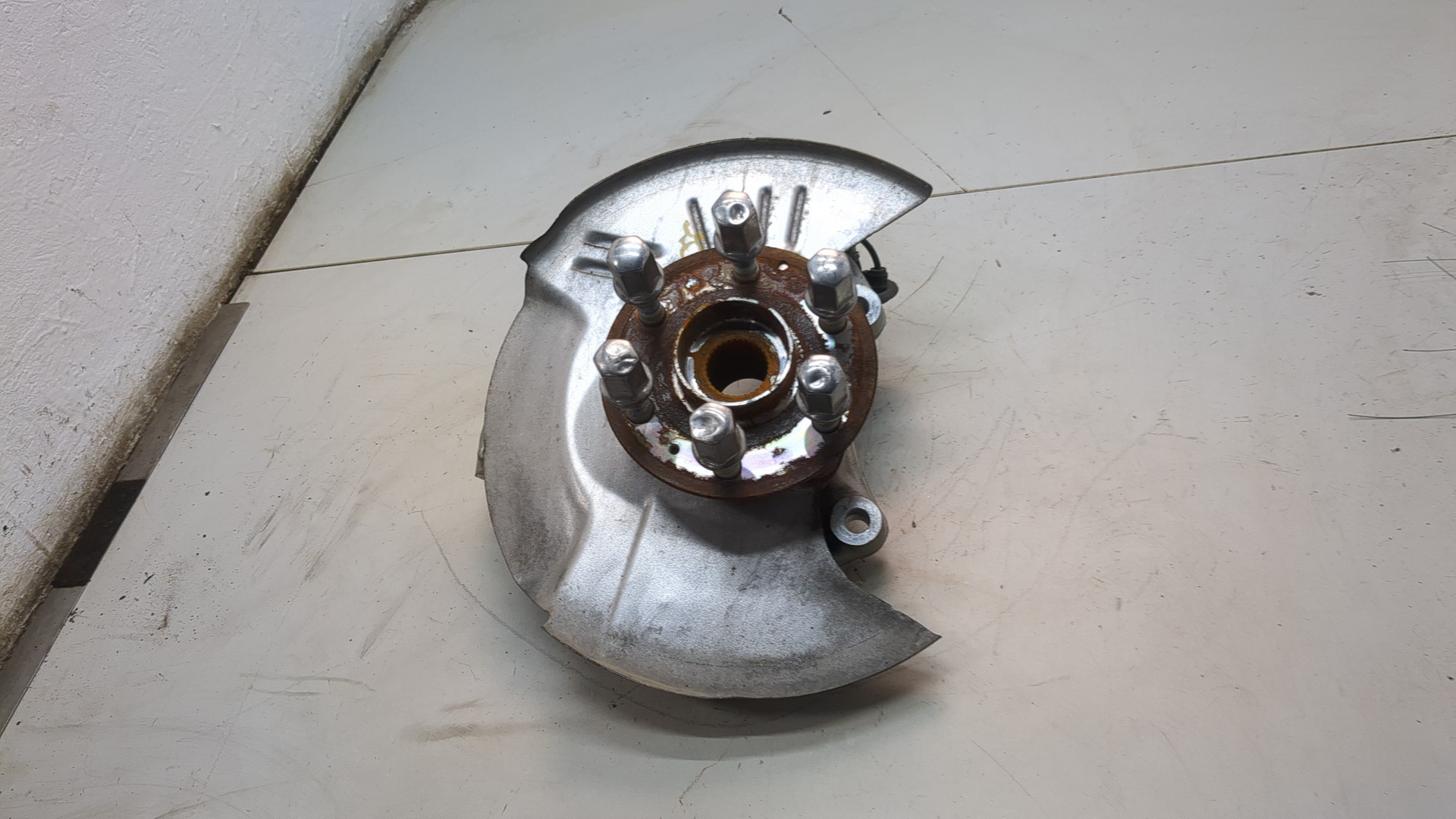 Кулак поворотный передний правый