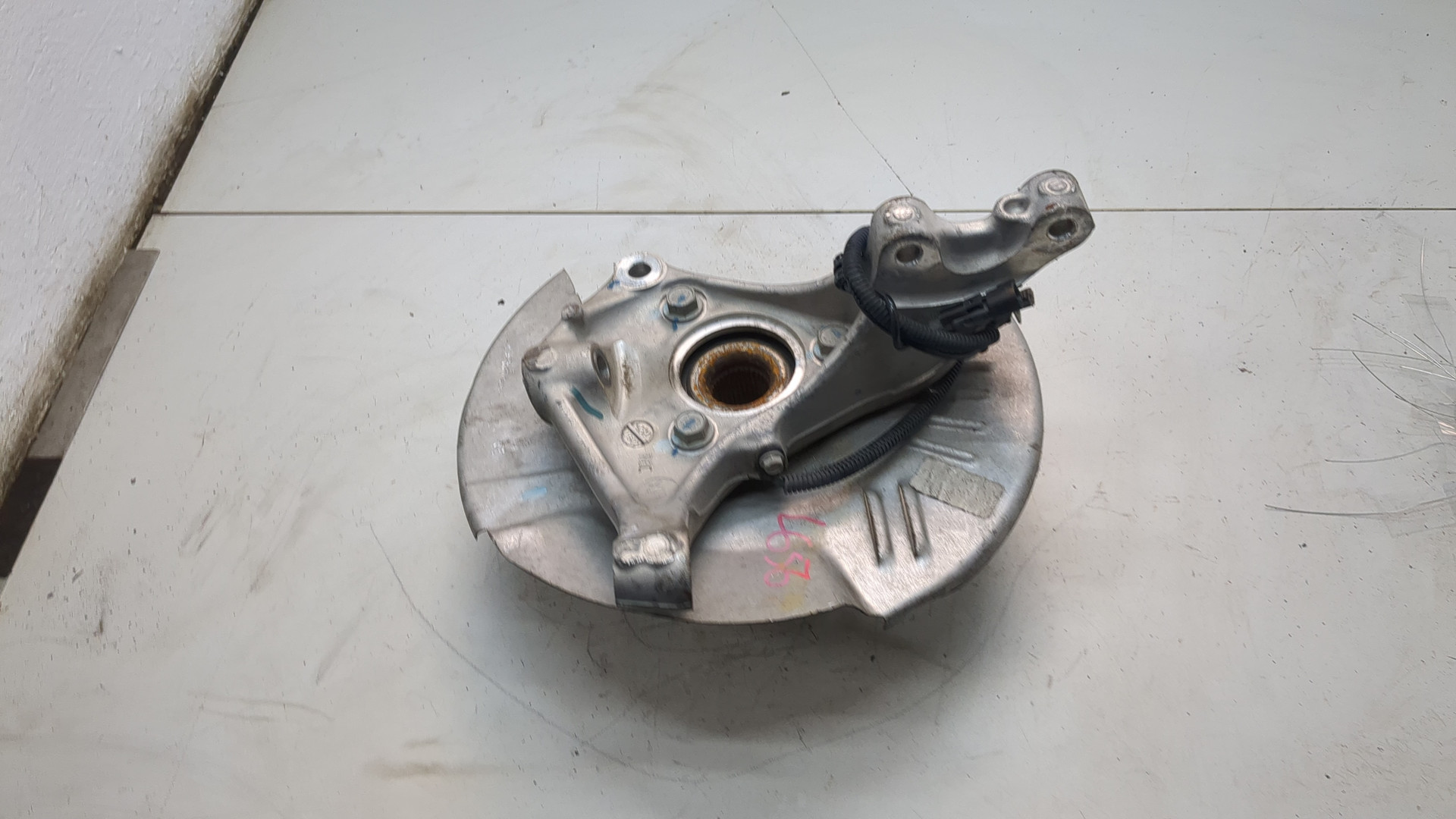 Кулак поворотный передний правый