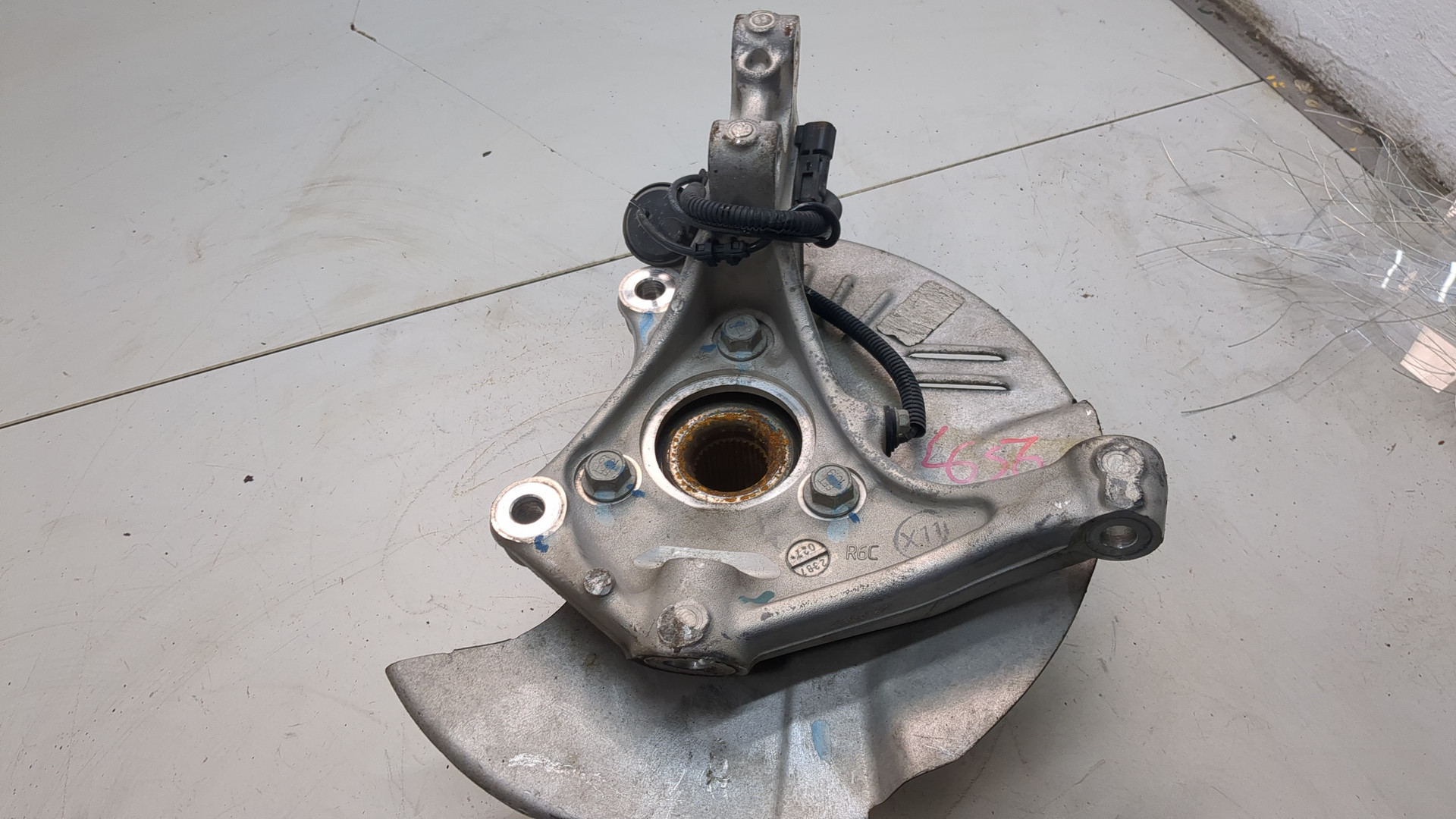 Кулак поворотный передний правый