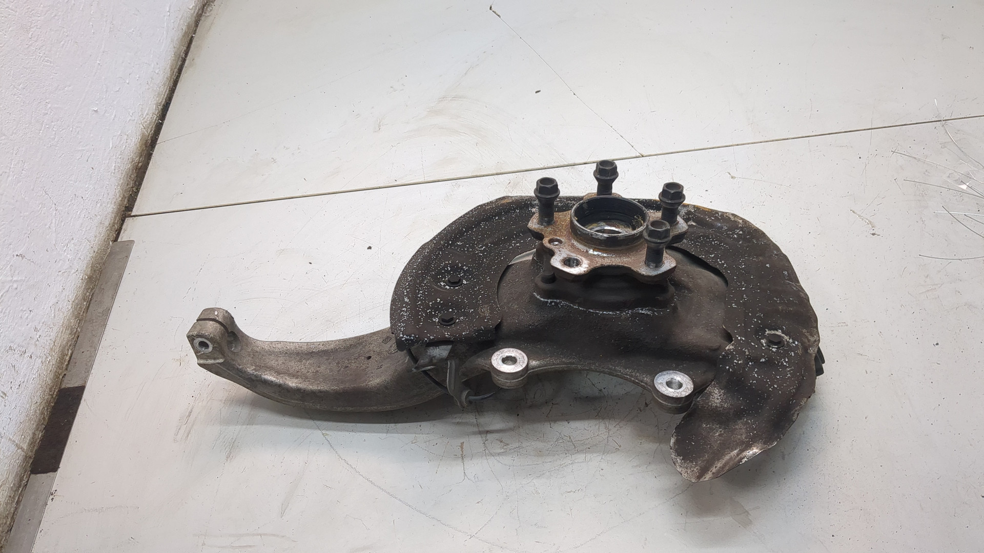 Кулак поворотный передний правый