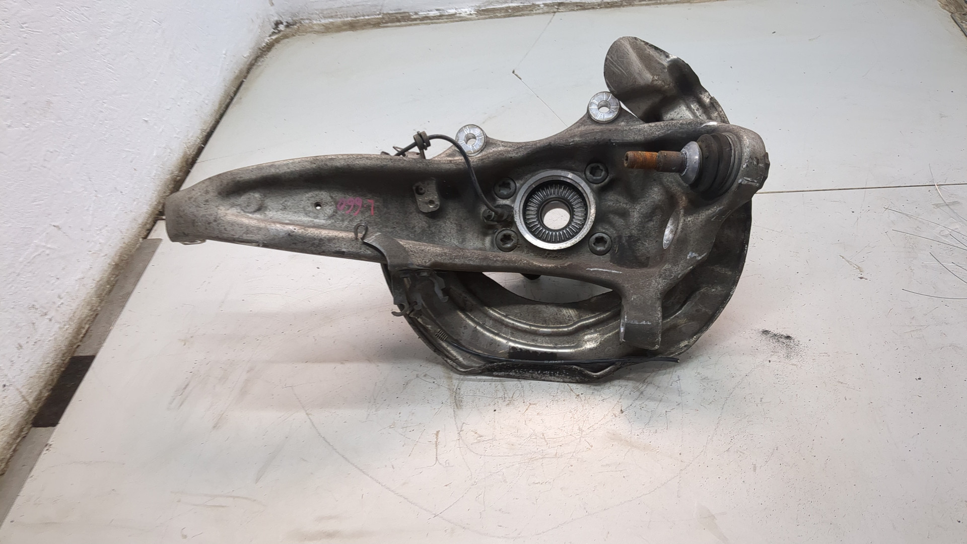 Кулак поворотный передний правый